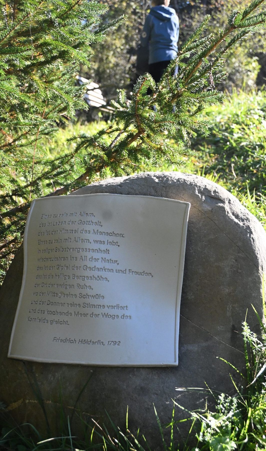 Gedicht von Hölderlin in Ton gebrannt und auf Stein gelegt.