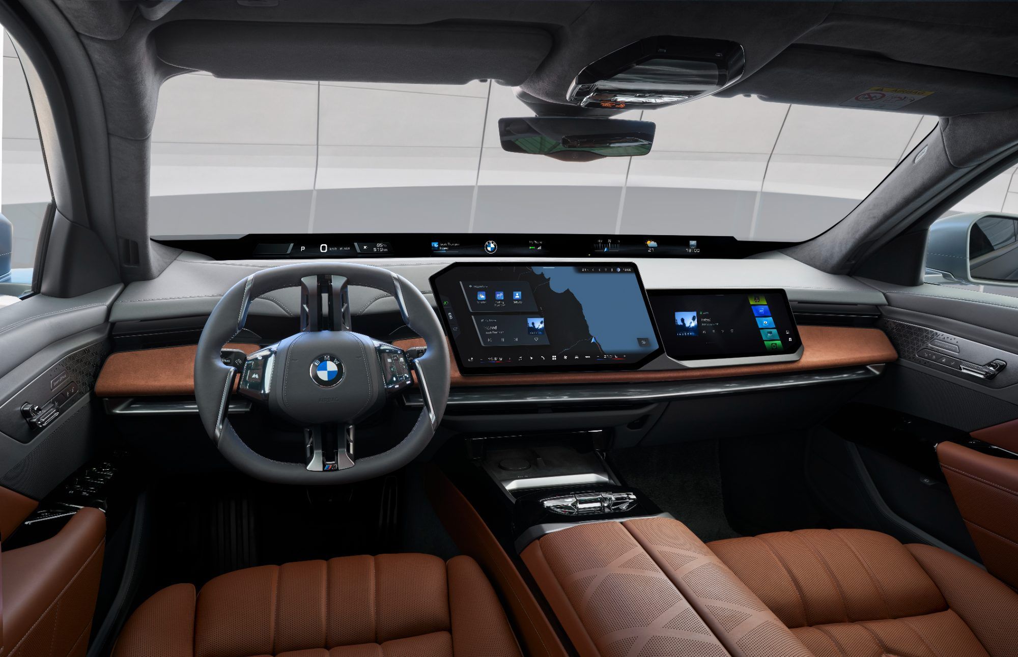 Das Cockpit des 7ers ist nun serienmäßig mit einem Beifahrer-Bildschirm ausgestattet. Essentieller und vorbildlich in der Übersicht ist aber das entlang der gesamten Scheiben-Breite verlaufende Headup-Display