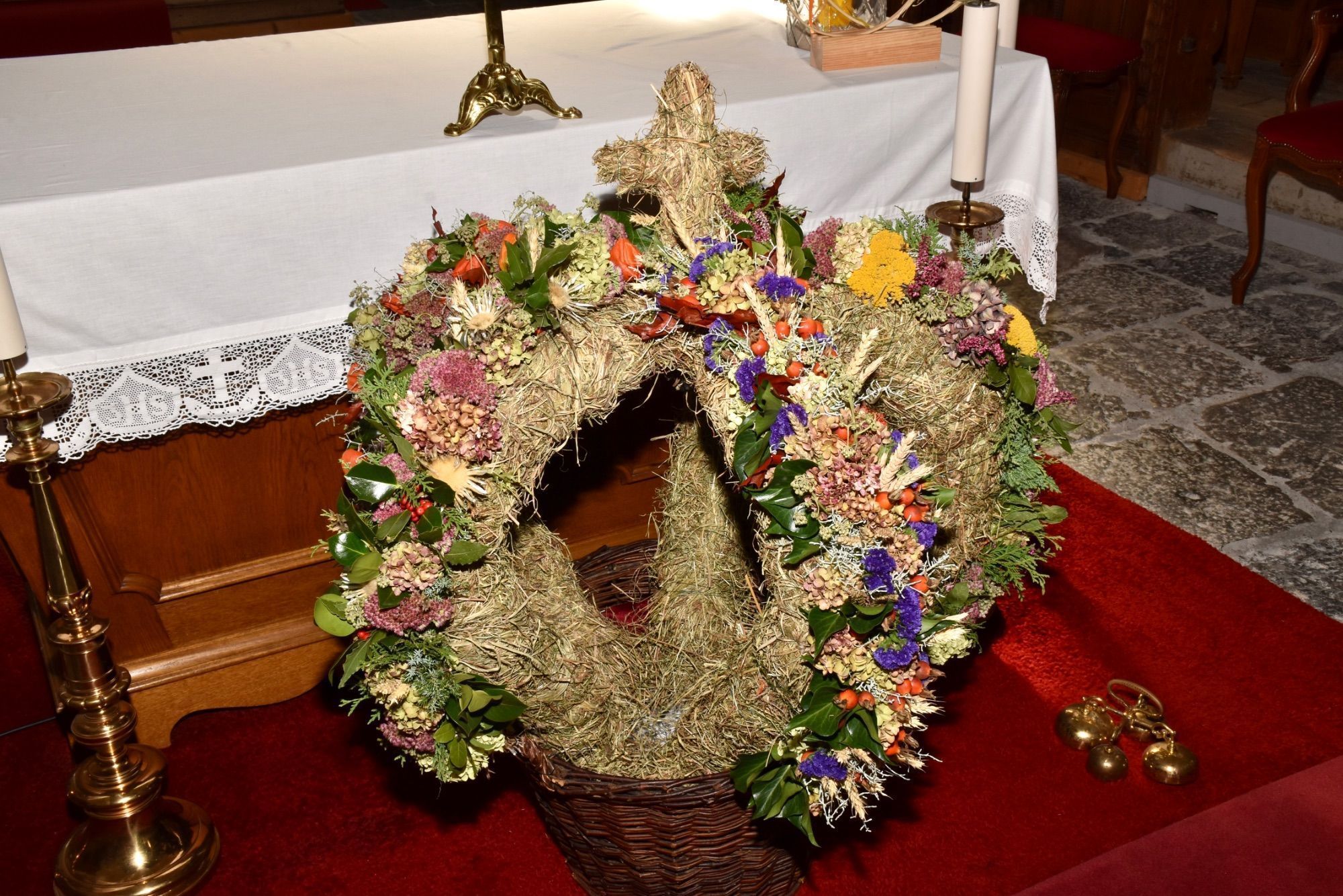 Die Erntedankkrone in der Pfarrkirche.