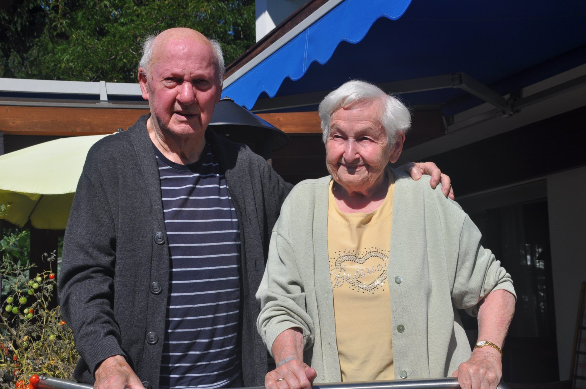 1. Hans Thöni mit Rösle in ihrem Haus