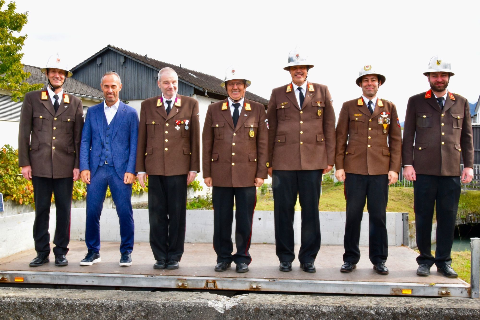 Der Schlinser Bürgermeister Wolfgang Lässer (2. v. l.) mit Vertretern des Feuerwehrwesens, unter ihnen Landesfeuerwehrinspektor Herbert Österle (l.).