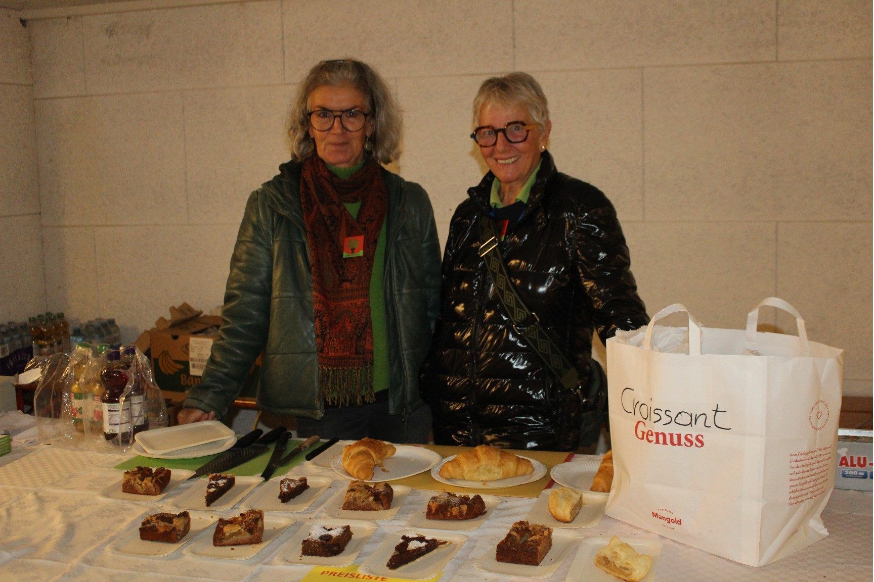 Selbstgebackene Kuchen und Croissants luden die Besucher zum länger Bleiben und zu guten Gesprächen bei einem gemütlichen Hock ein.
