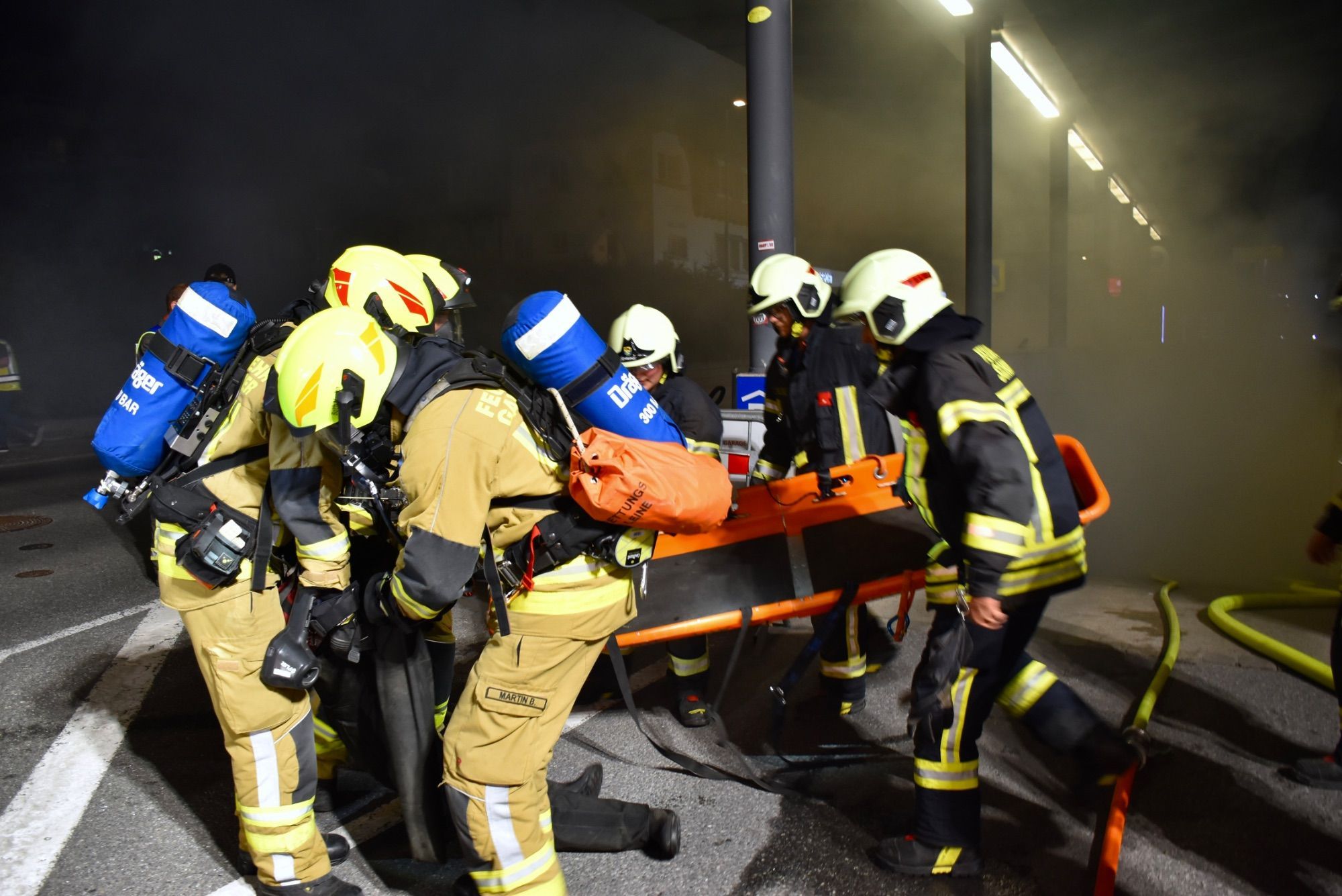 Mindestens 110 Einsatzkräfte von sieben verschiedenen Feuerwehren standen bei der großen Feuerwehrübung bei und in der Tiefgarage am Schrunser Bahnhof im Einsatz. Löschunterstützungsfahrzeuge, kurz LUF, stellten die Feuerwehr Braz und die Feuerwehr Illwerke zur Verfügung. Den Nebel machte die Feuerwehr Zwischenwasser.