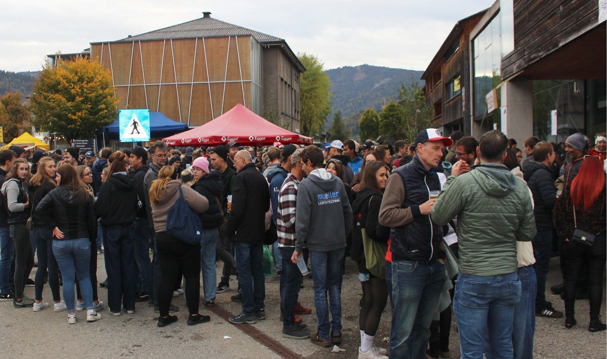 Gegen Ende des Goaßamats versammelte sich vor allem die Jugend auf dem Dorfplatz bei der Disko-Musik.