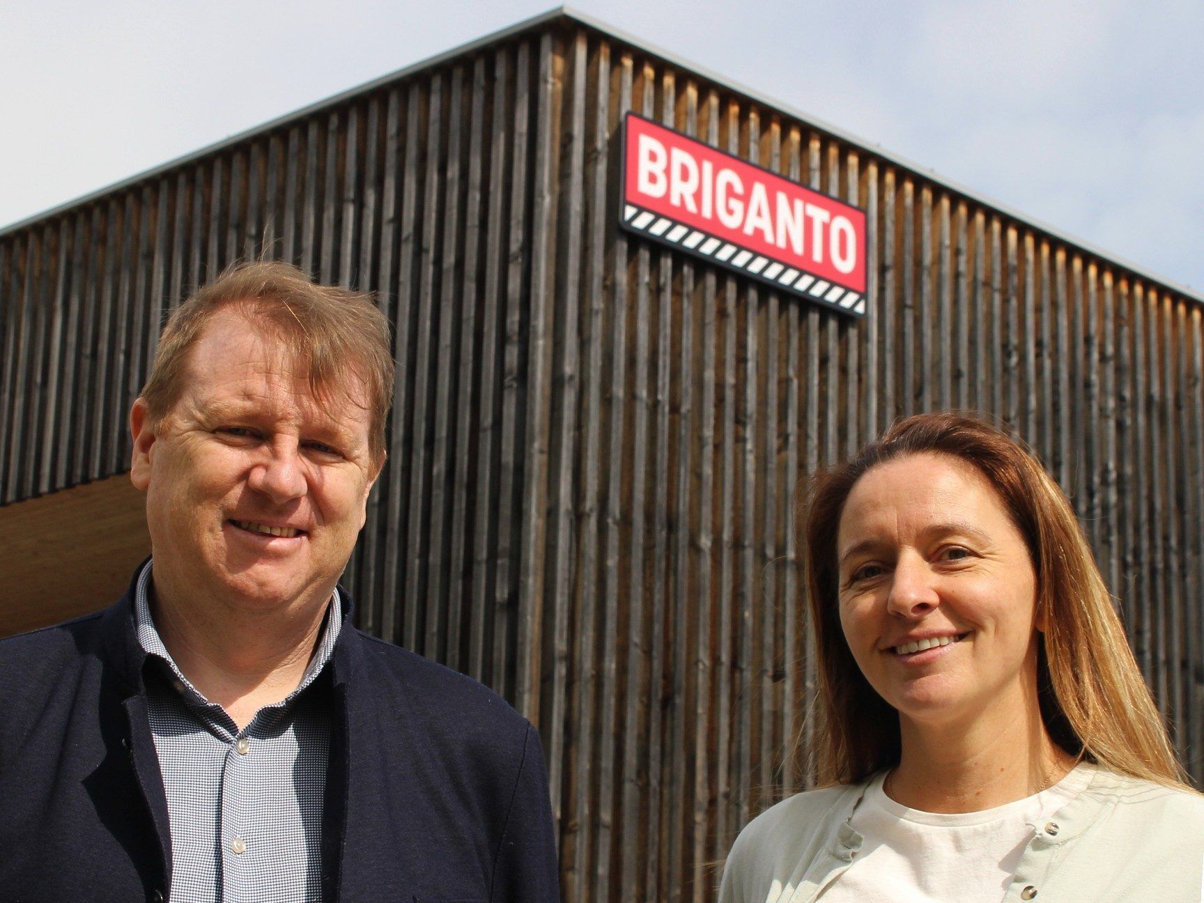 Christian und Aurelia Bischofberger haben mit Briganto erfolgreich eine Nische besetzt und stellen Spezialmaschinen zur Aluminiumverarbeitung her. Derzeit noch eingemietet bei Wälder Holzbaufirmen, ab 2027 in ihrer eigenen Betriebsstätte.