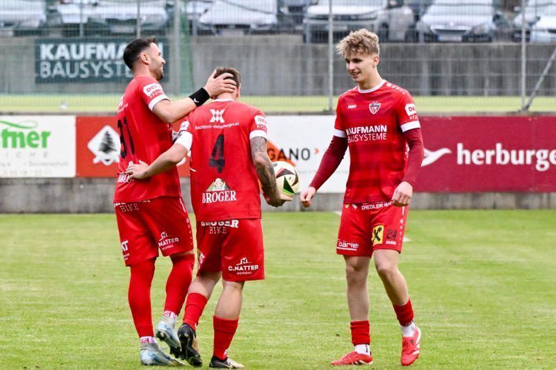 Bizau jubelt über den Derbyerfolg gegen Rotenberg. VN-RHOMBERG