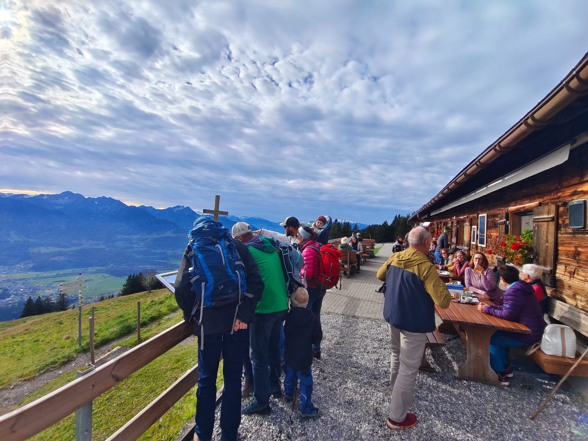 Ein letztes Mal Sonnenterrasse: Bei angenehmen Temperaturen genossen die Gäste am Nationalfeiertag die letzten Sonnenstunden der Sommersaison auf dem Dünser Älpele.