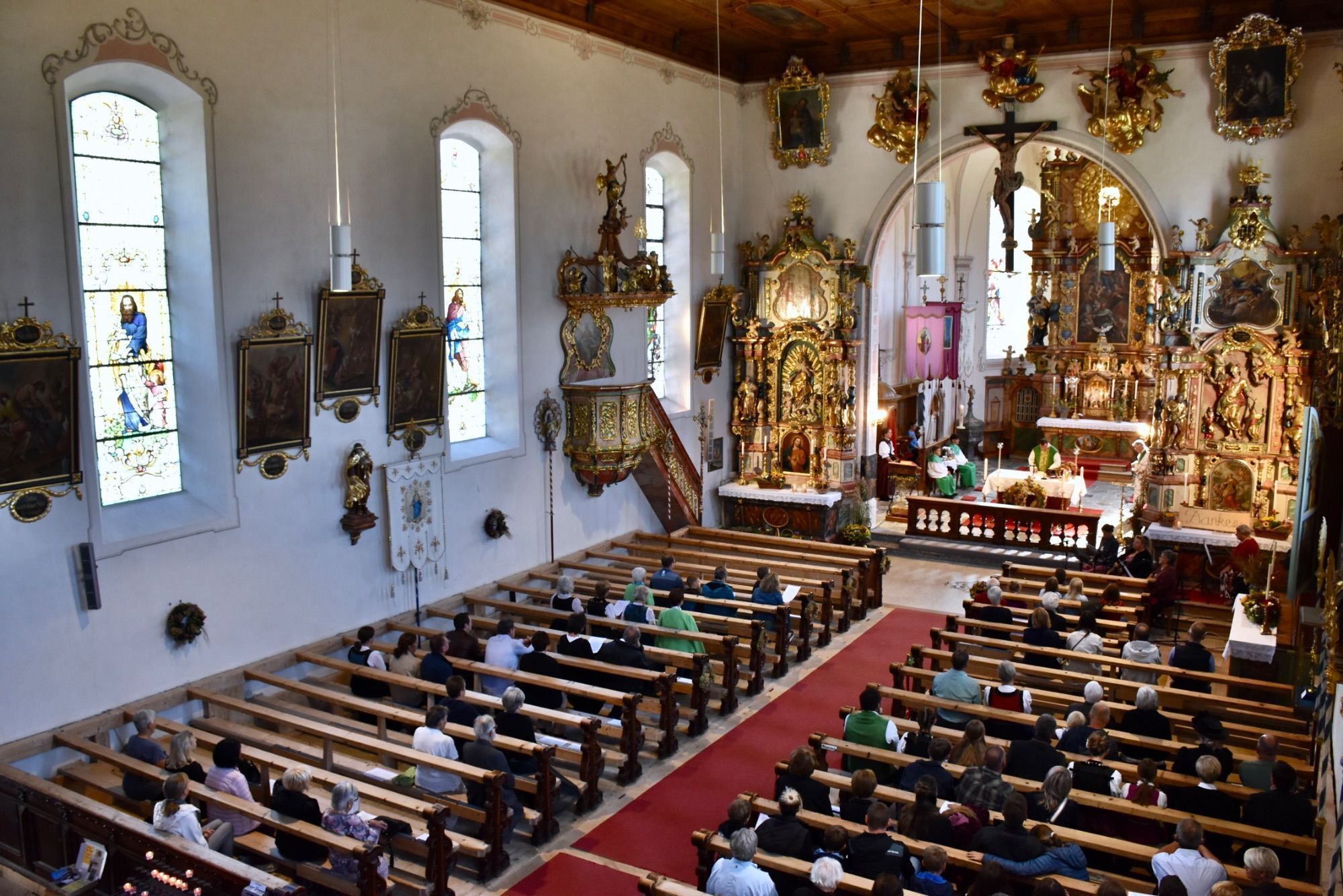 Laut der Sage soll der Knappe, als die Trauung beginnen sollte, plötzlich von der Seite seiner Braut geflohen, zur Kirche hinaus gestürzt und über die hohe Friedhofsmauer gesprungen sein. Schließlich wurde der Bursche vom Erdboden verschlungen - dort, wo das Steinkreuz steht.