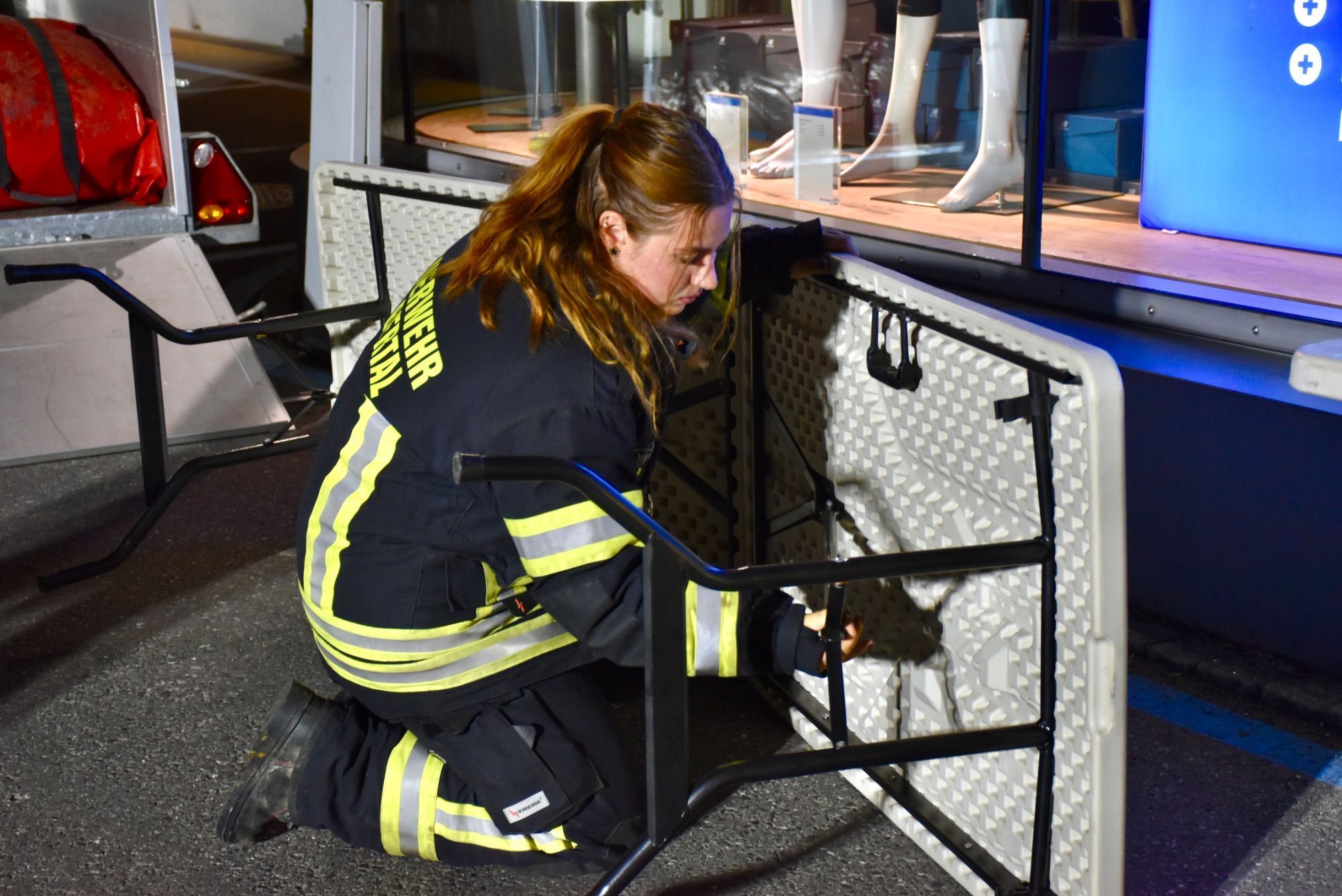 Eine Feuerwehrfrau der Ortsfeuerwehr Silbertal half nach der Großübung beim Abbau des Atemschutzsammelplatzes in der Schrunser Bahnhofstraße, für den die Silbertaler Wehr zuständig gewesen war.