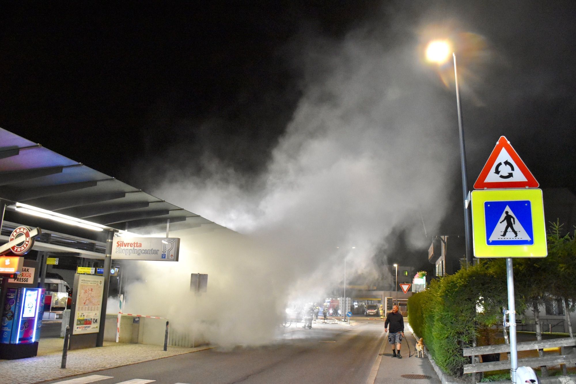Die Tiefgarage im Schrunser Ortszentrum, am Bahnhof, wurde ordentlich eingenebelt im Bemühen, die Übung möglichst realitätsnah durchzuführen.