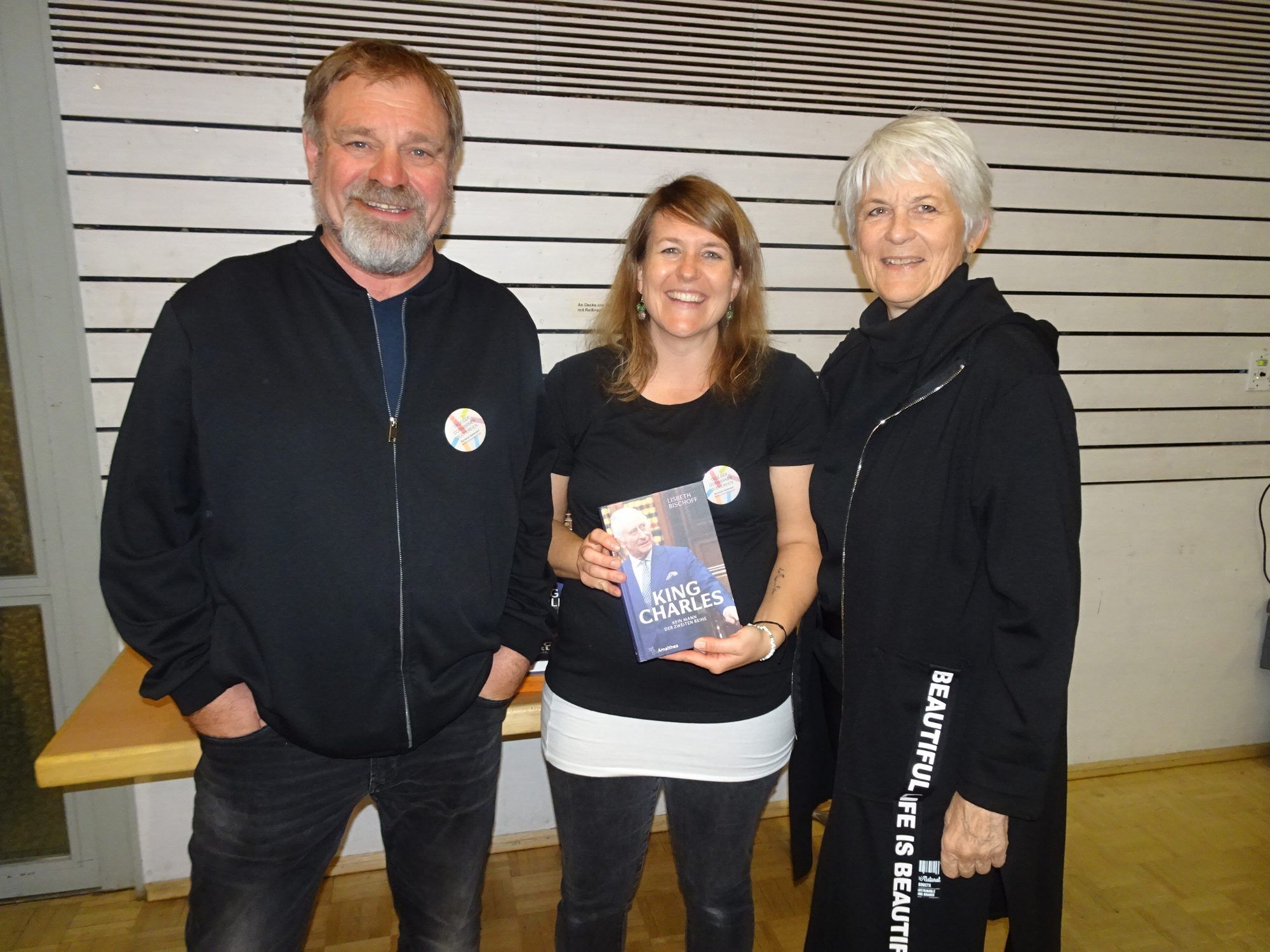 Kultur-Stadtrat Valentin Sottopietra und Agnes Klotz (Leiterin Bücherei Hatlerdorf) hießen Adelsexpertin und Buchautorin Lisbeth Bischoff willkommen.
