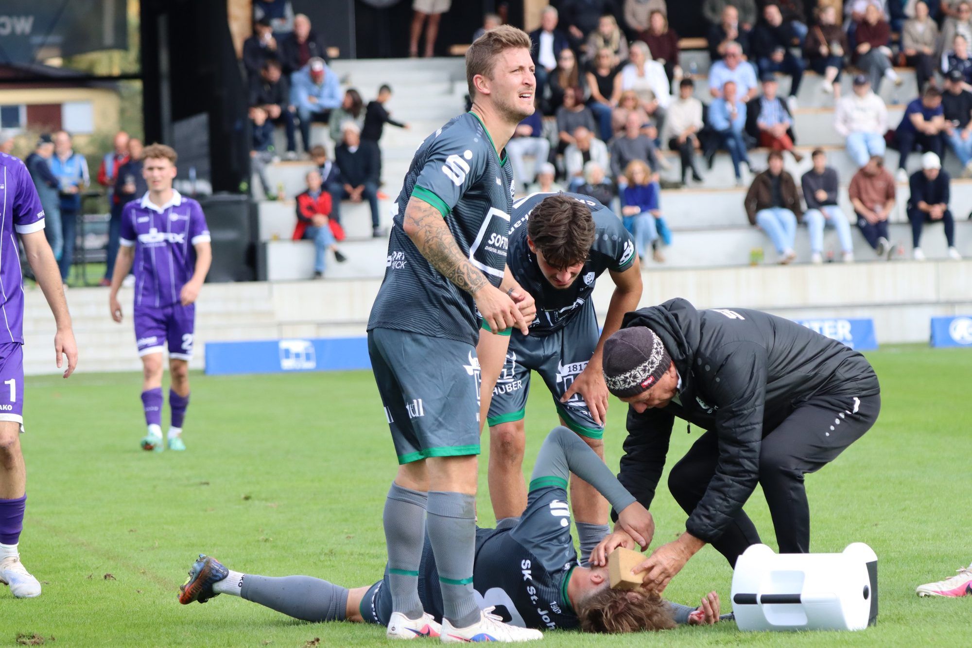 Schreckmoment in Röthis, zwei Spieler verletzt. VN-TK/5