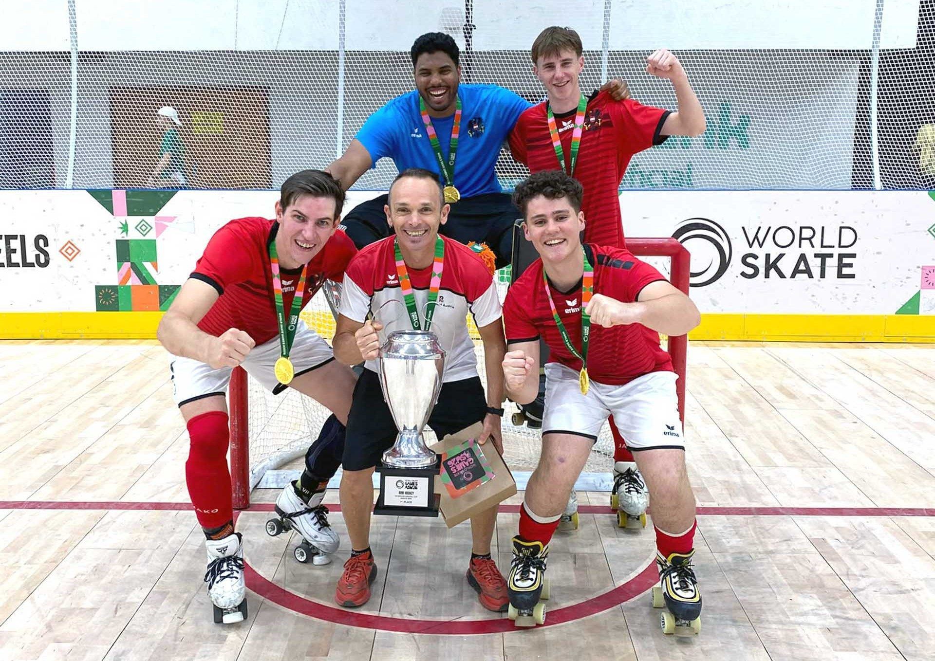 Die fünf frischgebackenen Weltmeister aus Dornbirn rund um Trainer Francesco Dolce, Kilian Hagspiel, Tobias Winsauer, Luis Calvin und Torhüter Abraao Gomes Da Silva werden am Samstag vor dem ersten Heimspiel geehrt. 