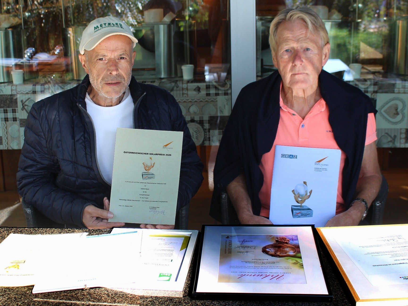 Seniorchef Ingo Metzler und Gebhard Keckeis mit den Auszeichnungen, die für das innovative Heizsystem gleich zweimal verliehen wurden.