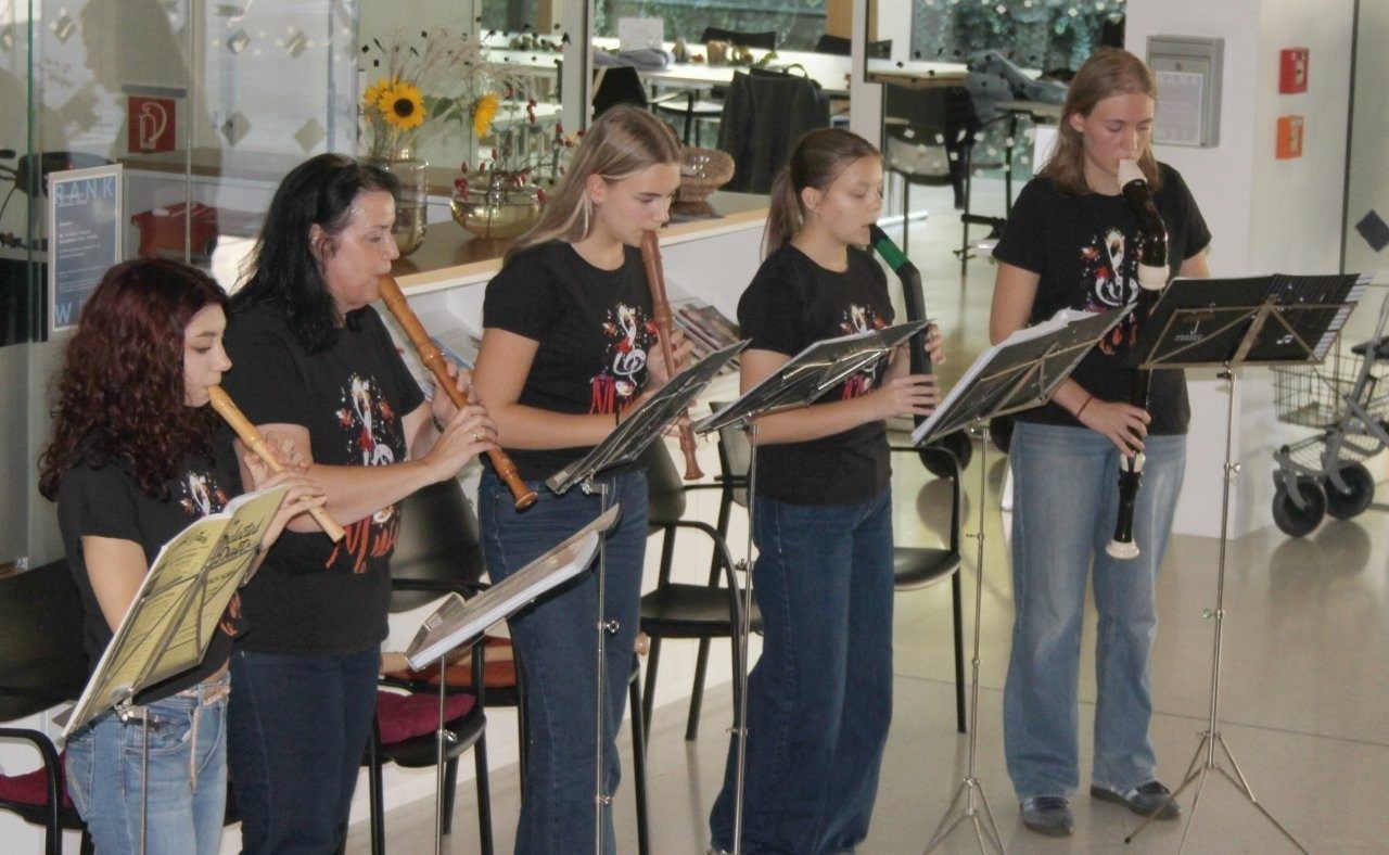 Mathilda, Judtih, Emilia, Sophia und Nelle musizierten für die Bewohner im Haus Klosterreben.