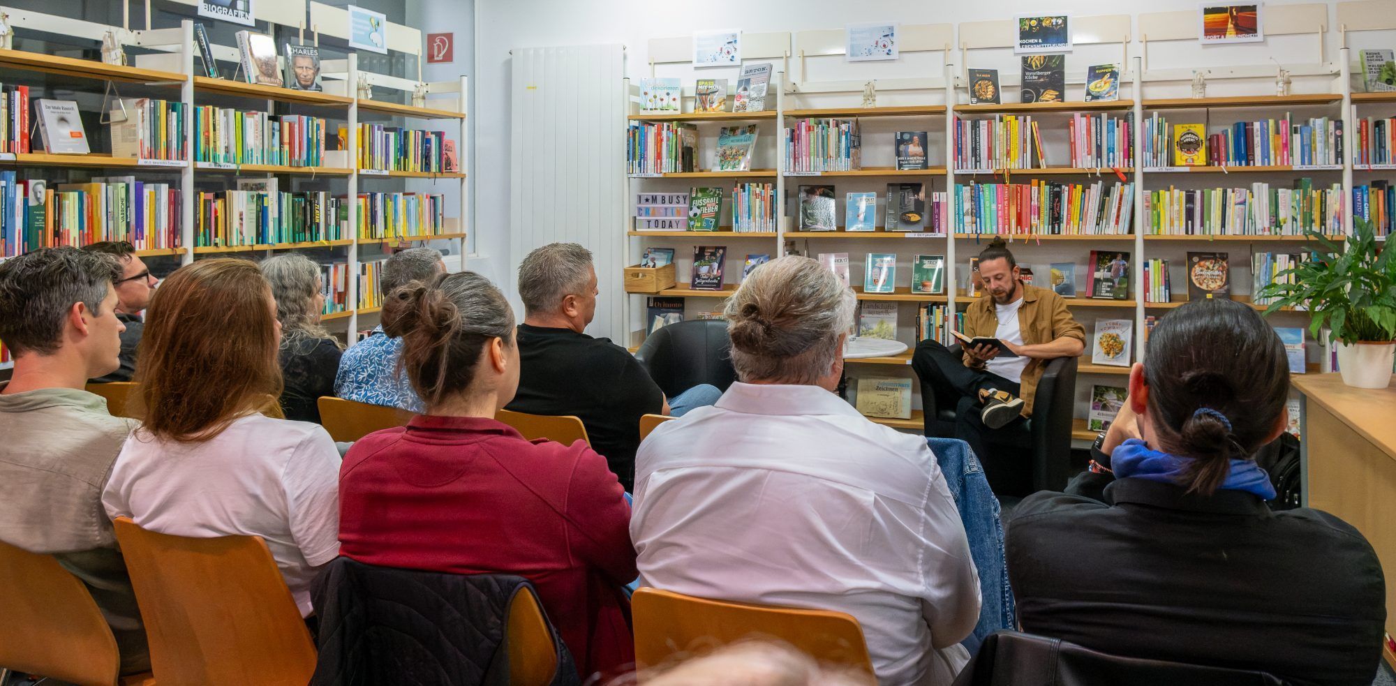 Das Publikum lauschte gespannt, als Daniel Wagner aus seinem Buch ein Kapitel über einen klassischen Tag aus der Zeit seiner Alkoholsucht vorlas.