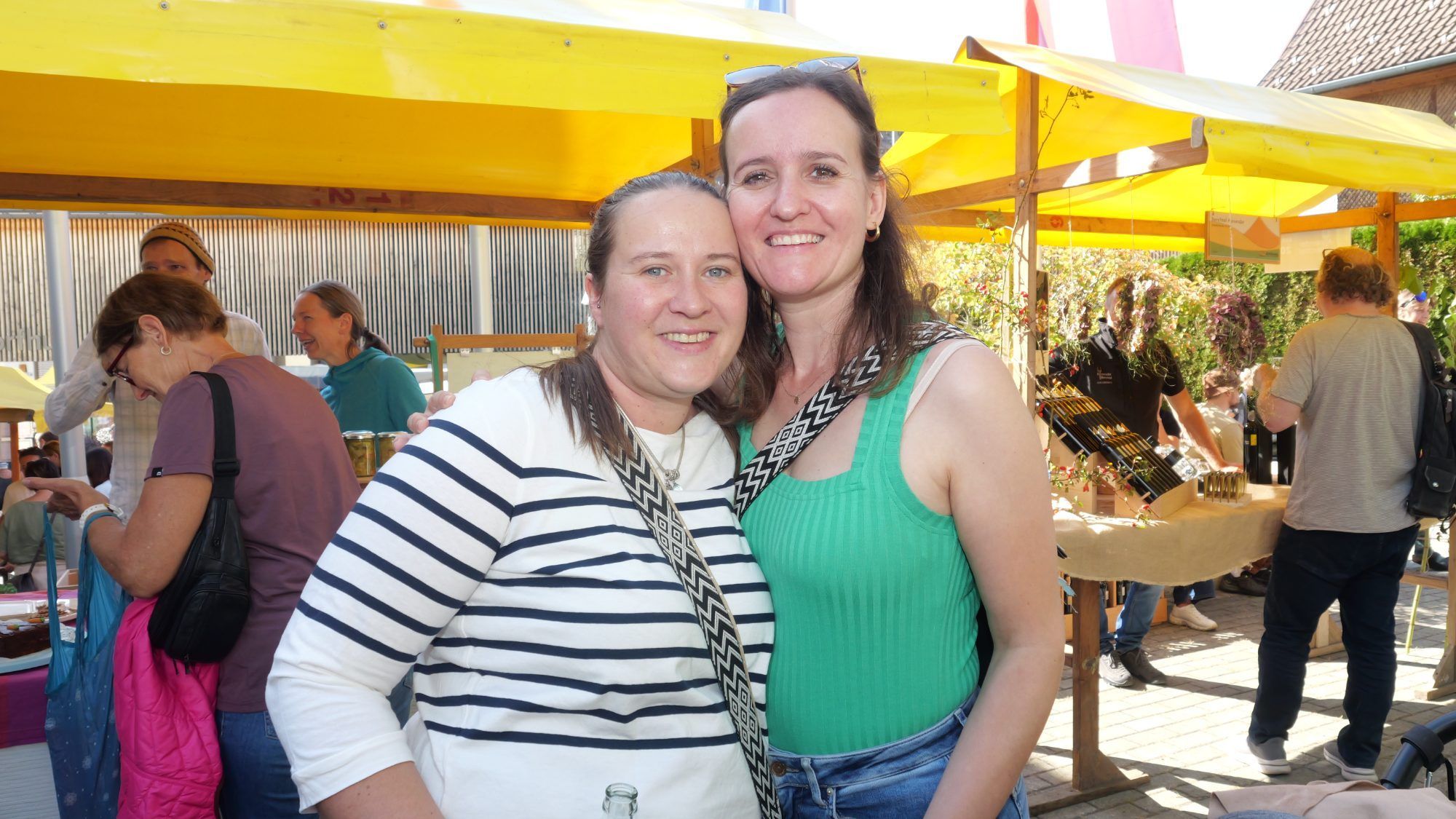 Regional genießen: Melanie und Martina hatten viel Spaß auf dem Erntedankfest.