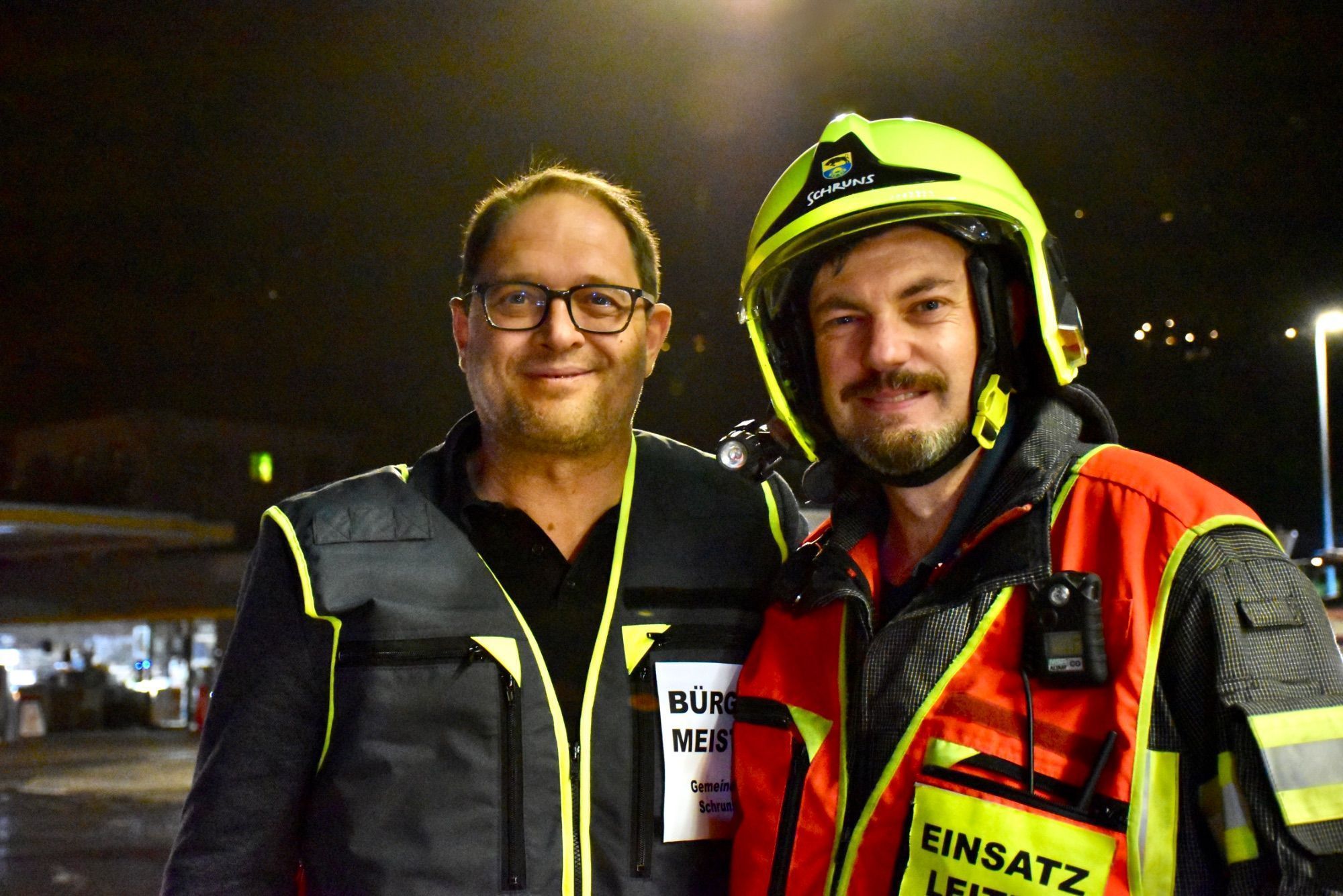 Der Schrunser Bürgermeister Jürgen Haller und der Einsatzleiter Feuerwehrkommandant Martin Jenny, hier am Schrunser Bahnhof.