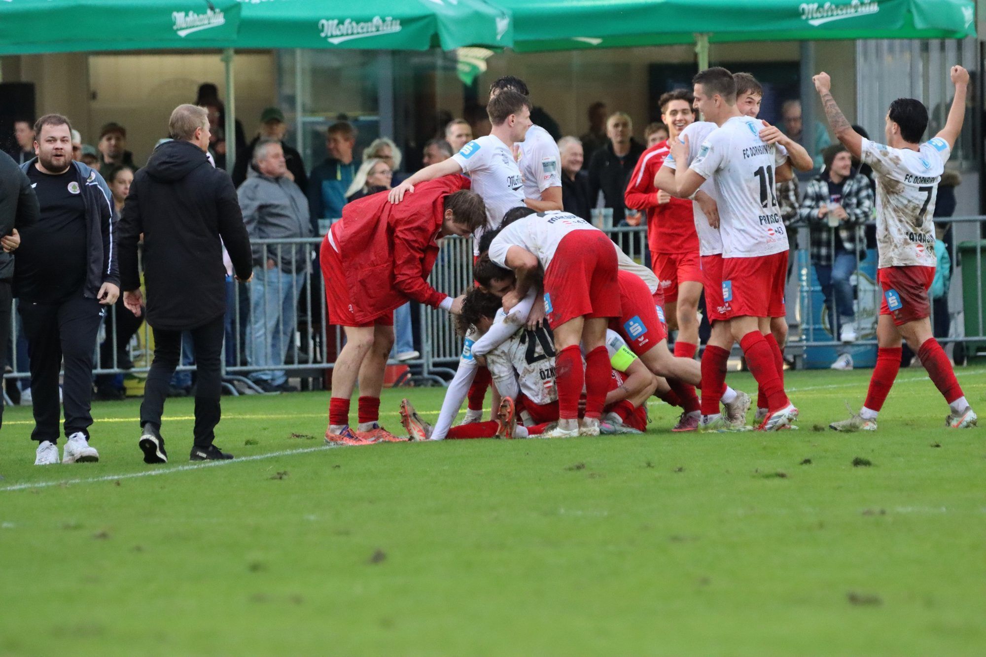 Großer Jubel beim FC Dornbirn nach dem Sieg in Hohenems. 