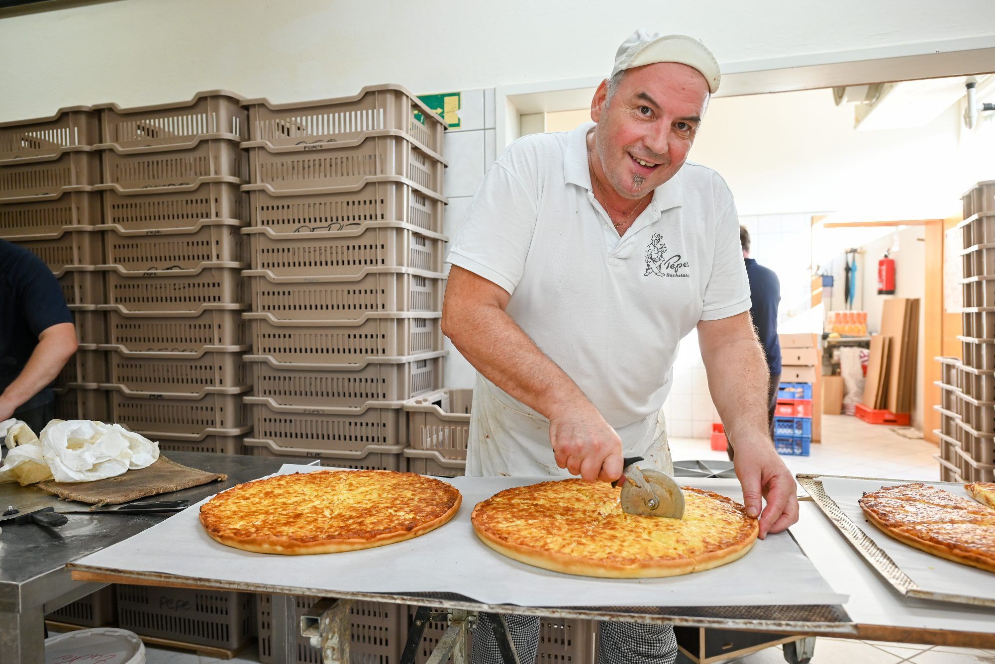 Traditionell gibt es am Freitagmittag in den Lustenauer Haushalten Käsfladen zu Mittag. Bei Pepe läuft der Backofen heiß. Sie bereiten sich auf das Kilbi-Wochenende vor.