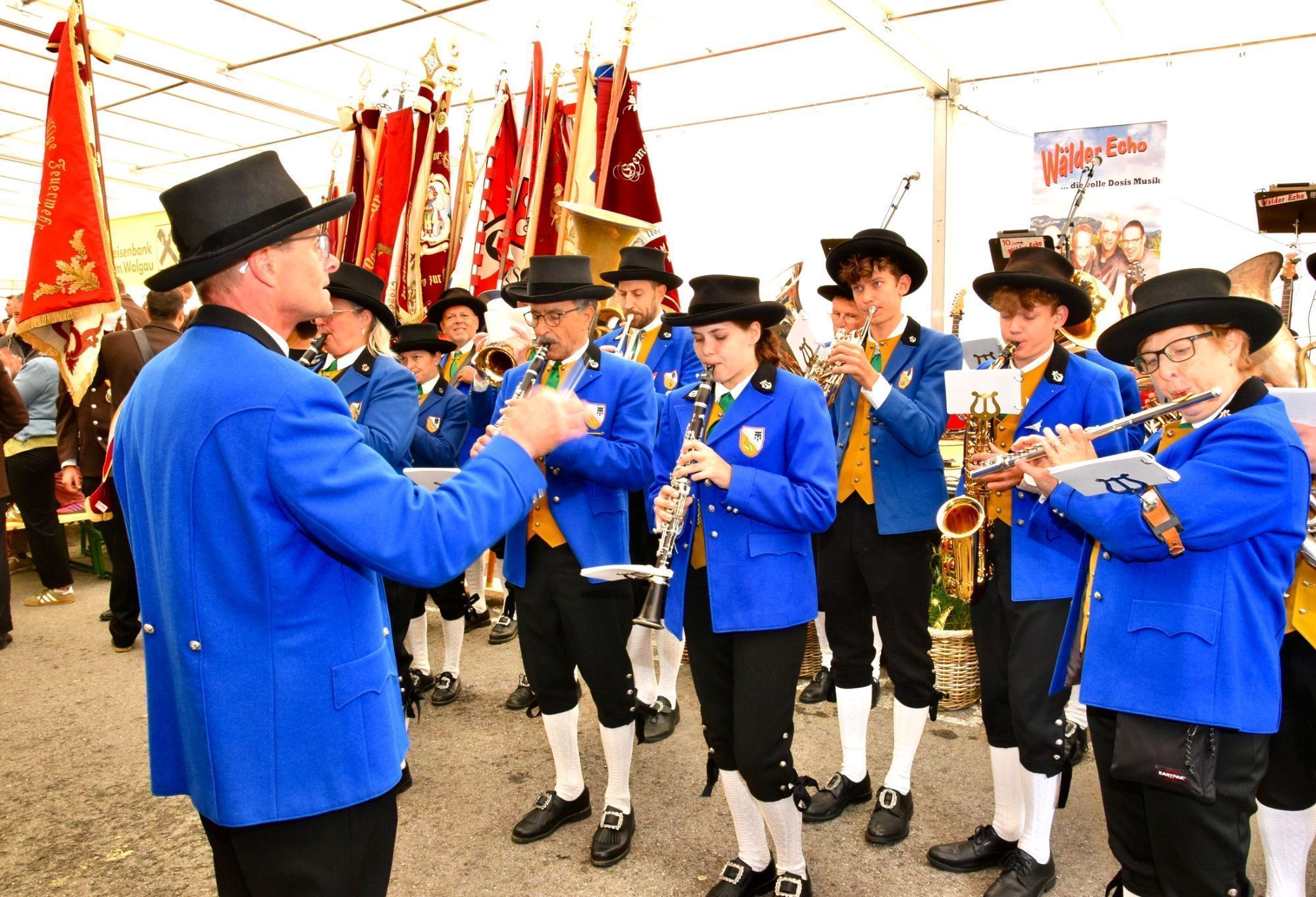 Festumzug mit verschiedenen Walgauer Musikvereinen und Walgauer Feuerwehren in der Bahnhofstraße Schlins. Anschließend musizierte die Gemeinde Musik Schlins neben den Fahnen der Musikkapellen und Feuerwehren im Festzelt beim Feuerwehrgerätehaus Schlins.