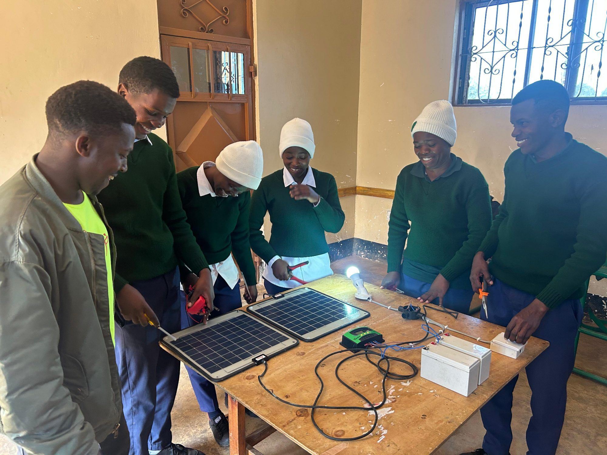 Im Rahmen der Berufsausbildung erhalten Jugendliche beim Solartraining praktische Einblicke in die Solartechnik.
