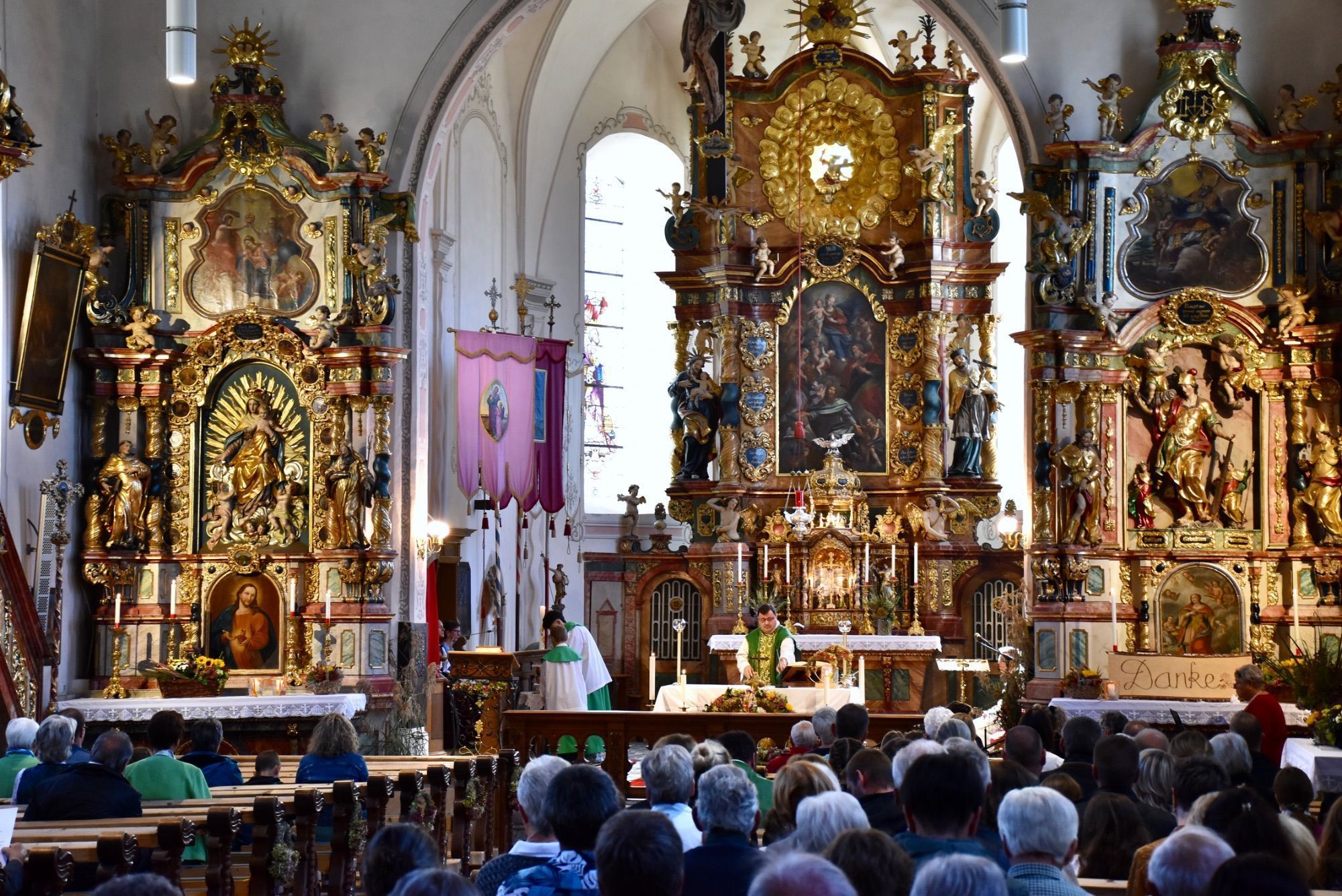 Jeden Sonntag versammelt sich die Pfarrgemeinde Bartholomäberg um 10 Uhr zur Messfeier.