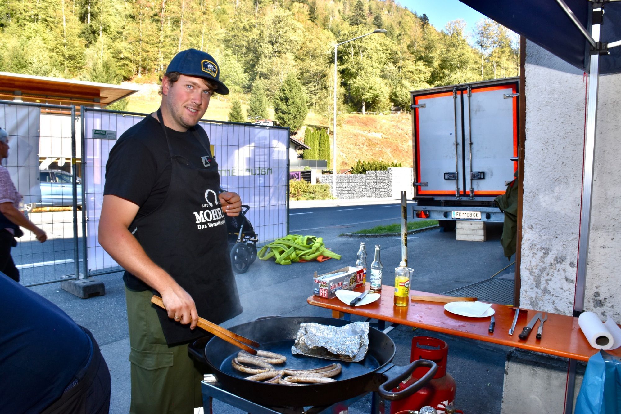 Manuel Tschugmell beim Grillen.