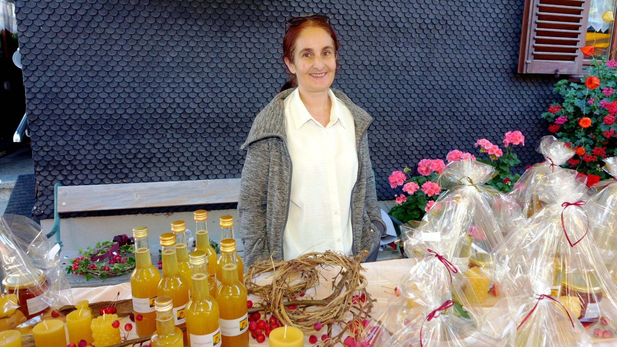 Köstliches aus der Region: Manuela Fink informierte am Stand von Michael Kaufmann über dessen Honig und weitere regionale Spezialitäten.