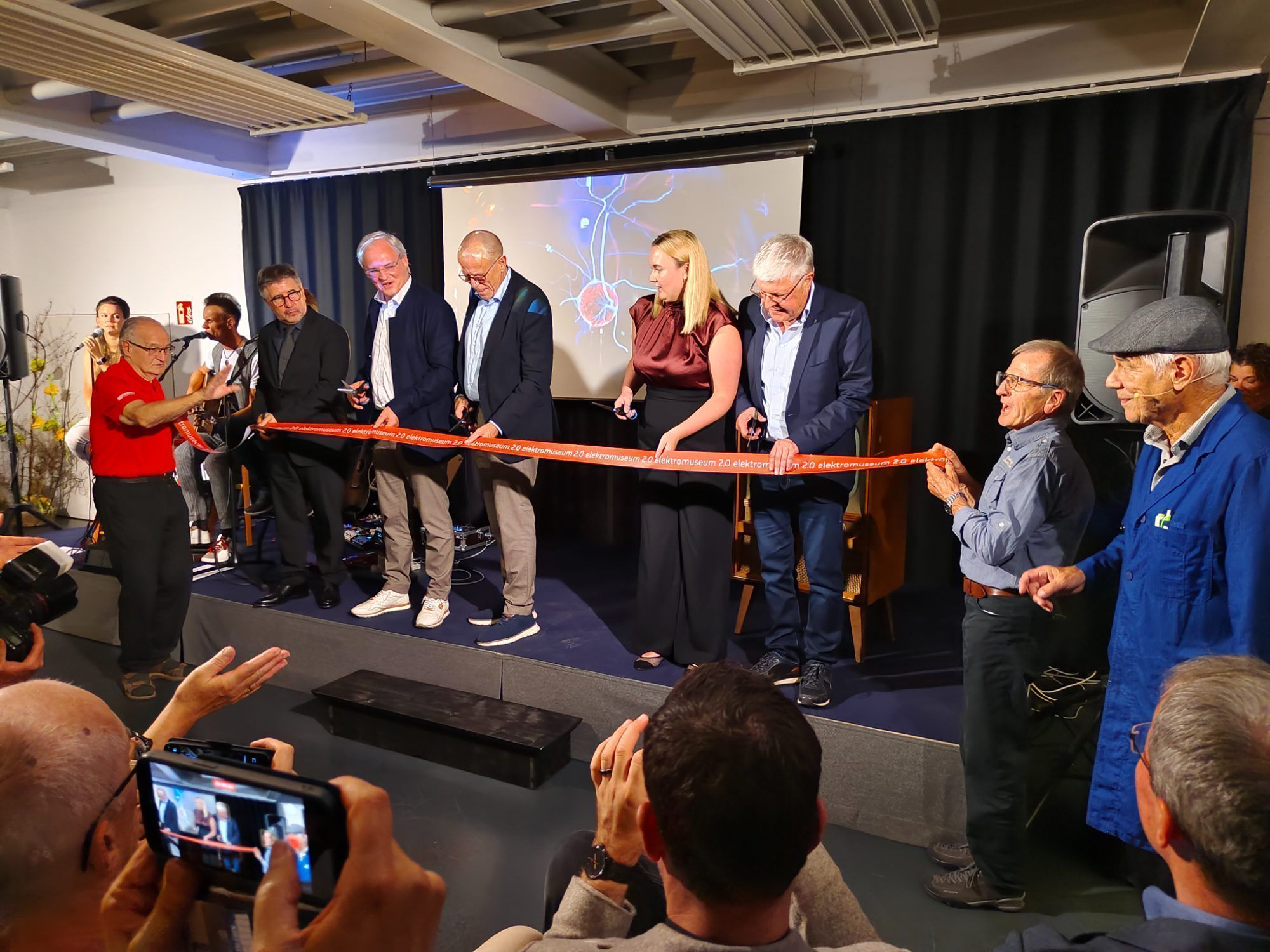 Feierlich wurde das symbolische Band durchtrennt und das neue Elektromuseum 2.0 eröffnet.