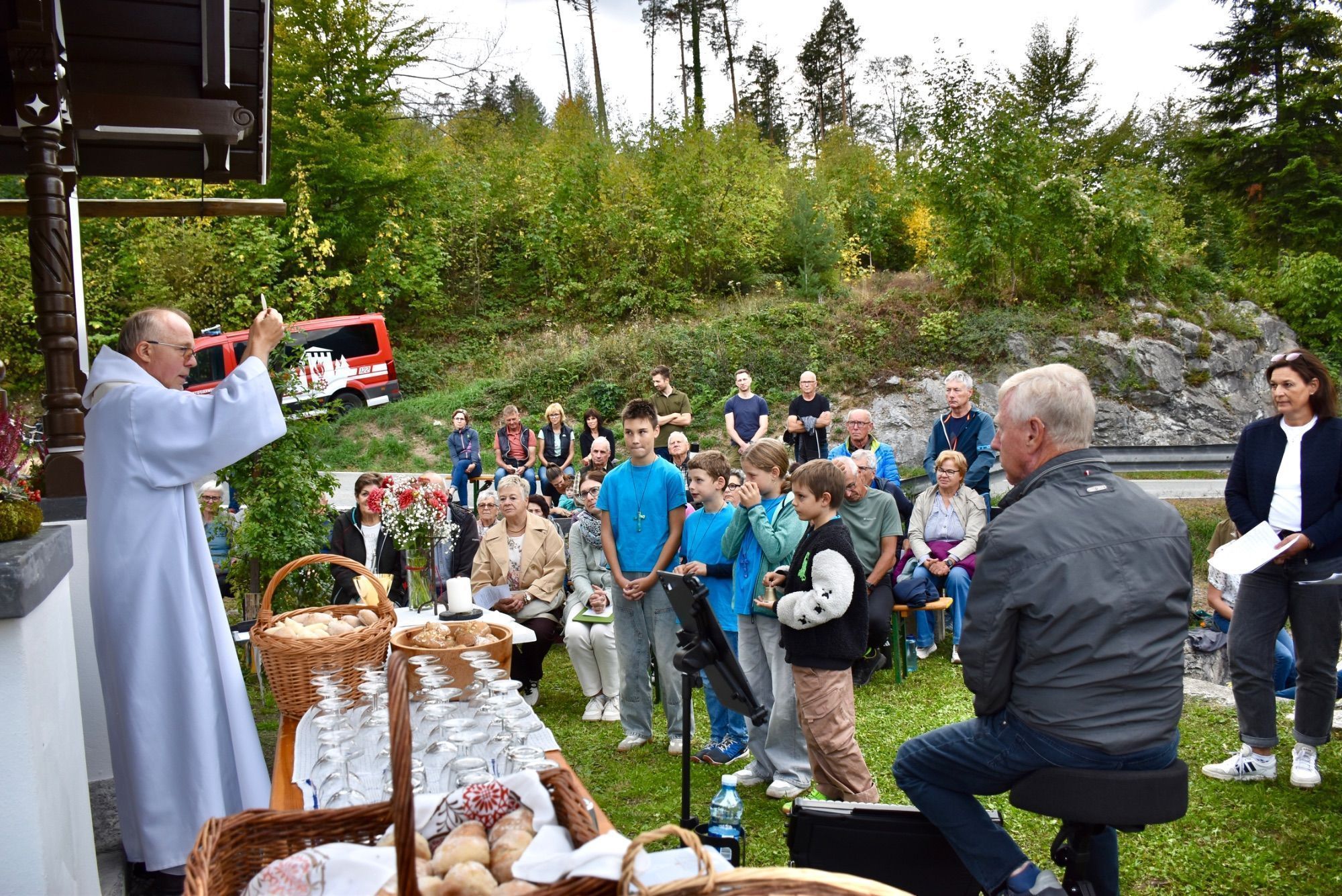 Pater Guido Kobiec während der Eucharistiefeier vor der Stutzkapelle.