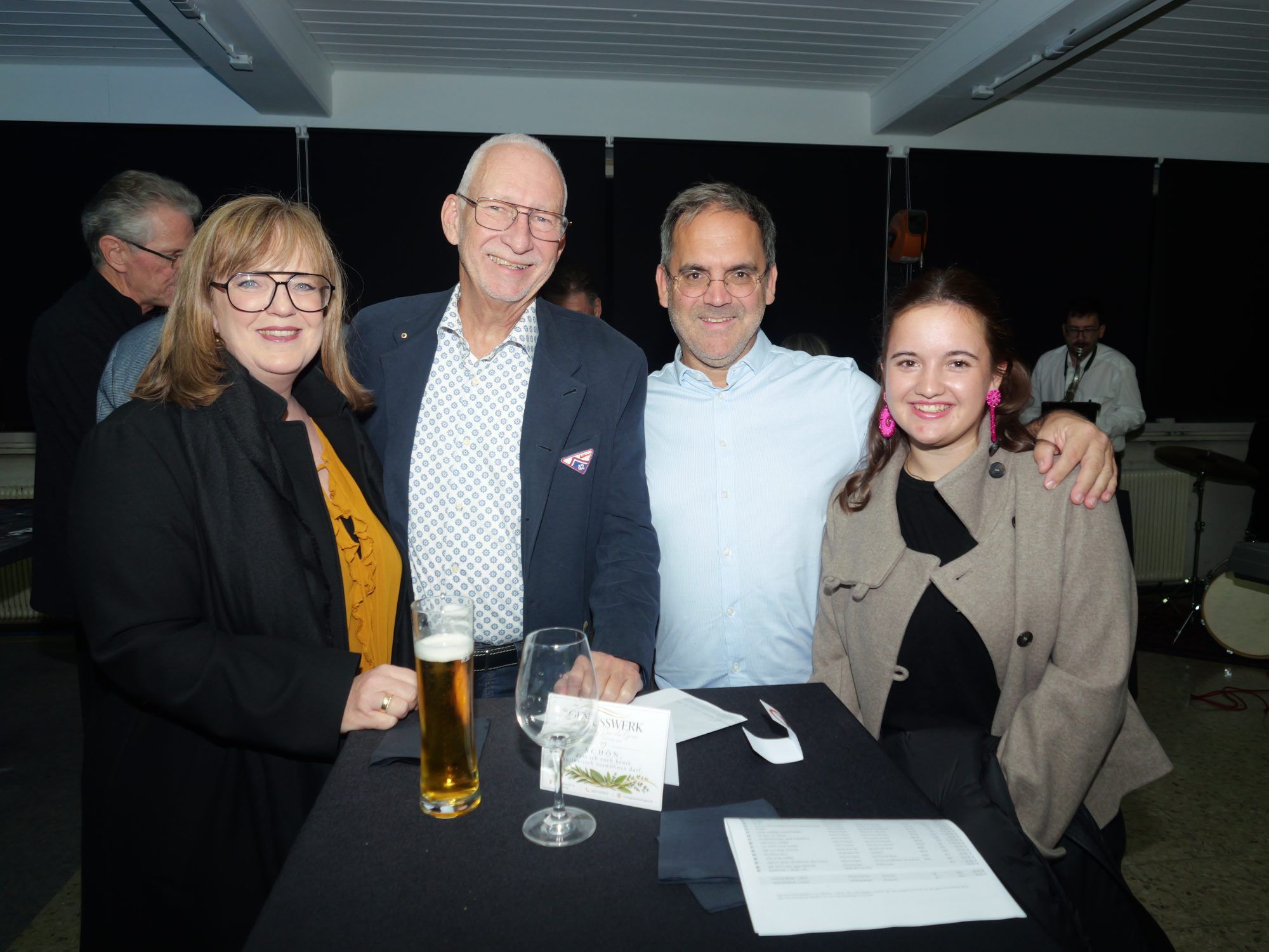 Peter Stieger, Gisingens Altortsvorsteher, ließ sich den Kunstabend gemeinsam mit Sophia ebenso wenig entgehen, wie Andrea und Christian Taucher.