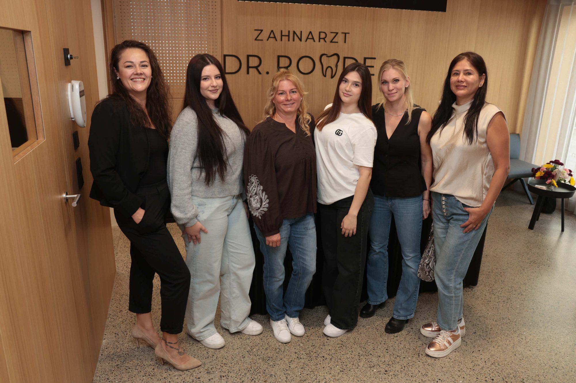 Praxis-Mitarbeiterinnen Olivera Konic, Leonissa Tefikoska, Doris Thurnher, Mubera Osmain, Beatrice Krapf und Rocio Albrich.