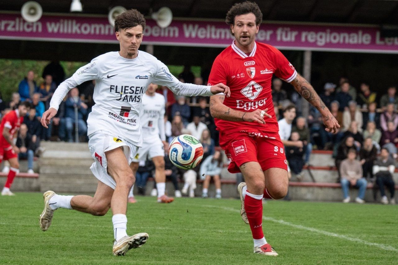 Egg Kicker Marcel Meusburger (r.) steht vor dem Halbzeittitel. VN-SERRA