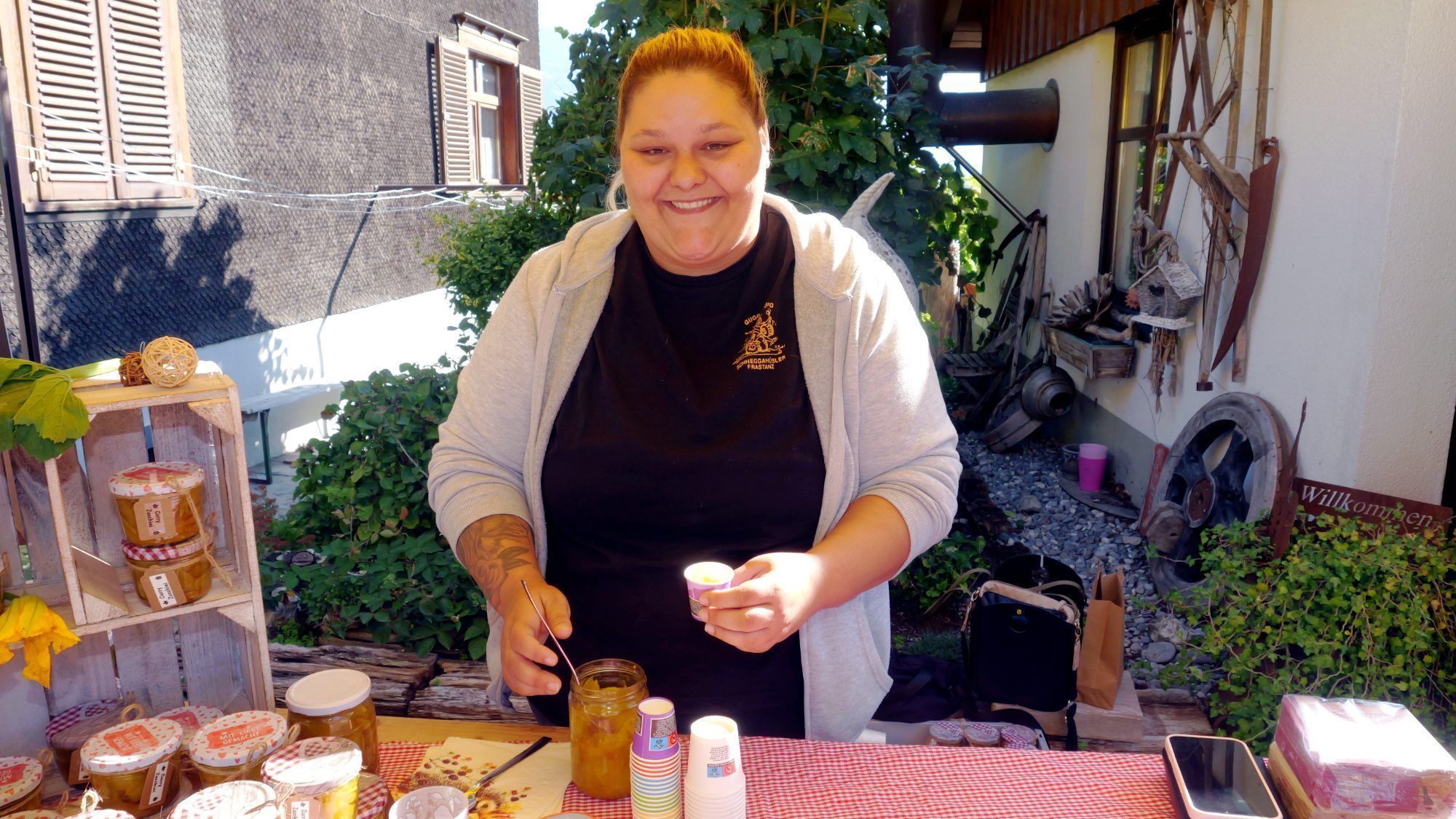 Herbstliche Gaumenfreuden: Anna Lena Hartmann präsentierte beim Hoffest eine Auswahl an hausgemachten Chutneys.
