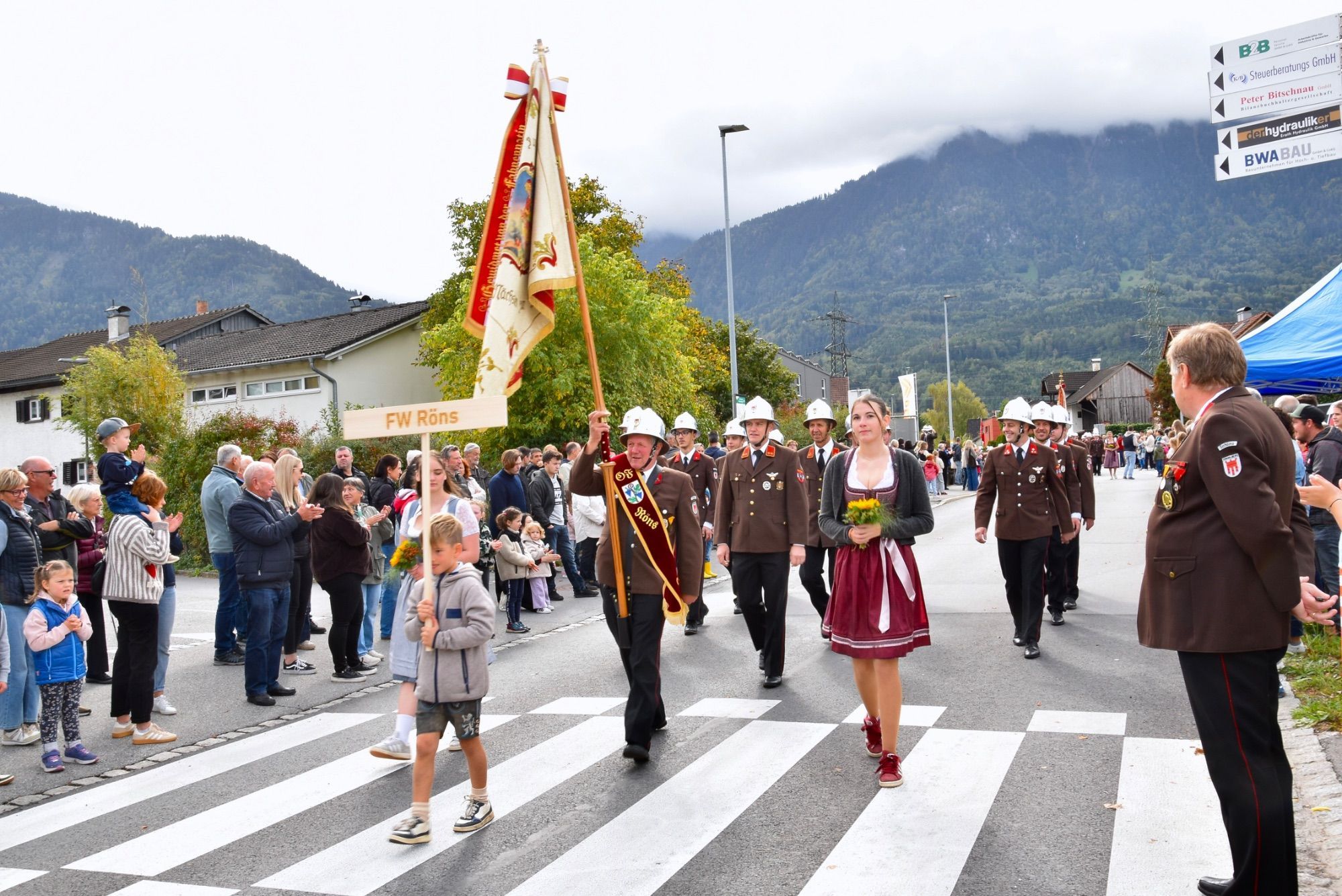 Festumzug mit verschiedenen Walgauer Musikvereinen und Walgauer Feuerwehren in der Bahnhofstraße Schlins. Anschließend musizierte die Gemeinde Musik Schlins neben den Fahnen der Musikkapellen und Feuerwehren im Festzelt beim Feuerwehrgerätehaus Schlins.