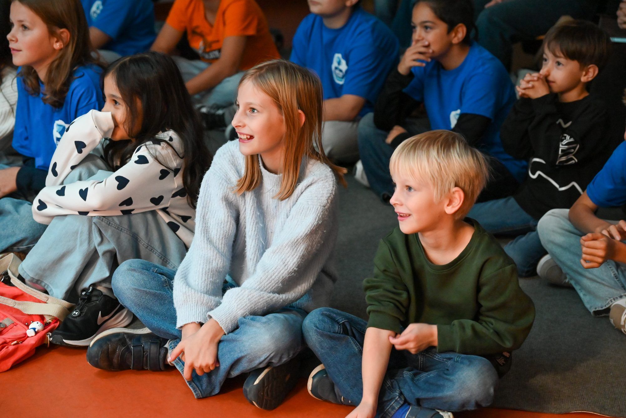 Am Sonntagmorgen kamen alle in die Volksschule, um gemeinsam die erste Ausstrahlung zu verfolgen.