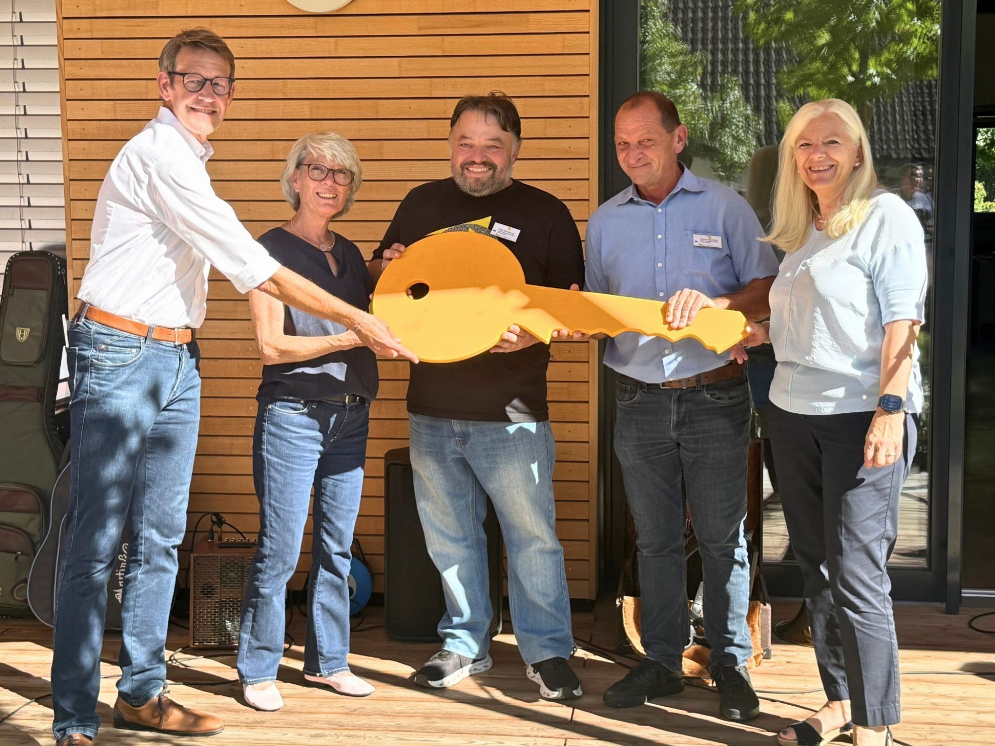 Manfred Bauer, Geschäftsführer VOGEWOSI, Adriane Feurstein, Präsidentin Lebenshilfe Vorarlberg, Philip Stemberger, Leiter Wohnhaus, Werner Berchtold, Leiter Werkstätte und Michaela Wagner-Braito, Geschäftsführerin Lebenshilfe Vorarlberg bei der symbolischen Schlüsselübergabe.