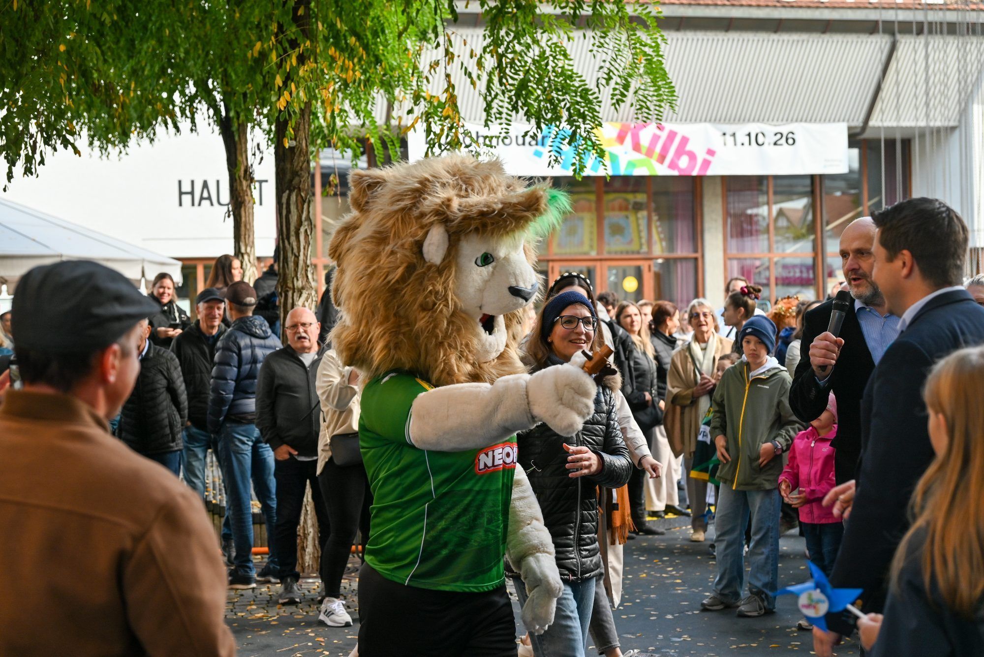 Das Maskottchen der Austrai Lustenau überreichte Bürgermeister Patrick Wiedl die