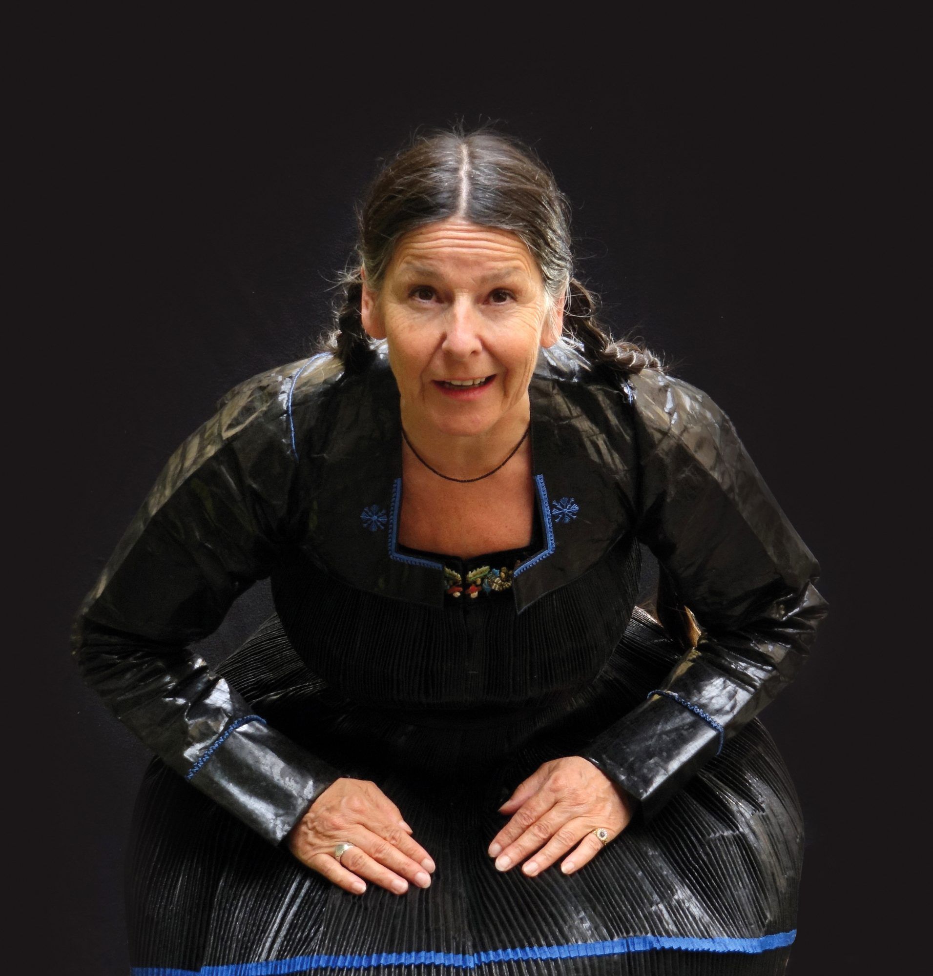 Die Geschichtenerzählerin Katharina Ritter gibt in der Bücherei Rohrbach sagenhafte Geschichten zum Besten.