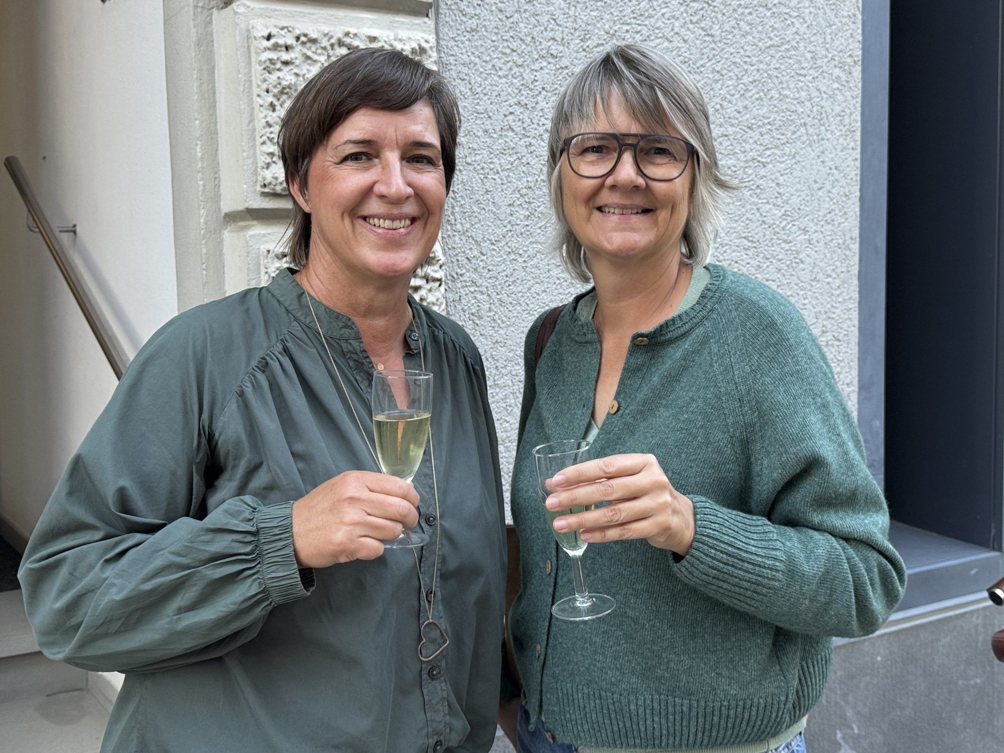 Karriere-Coach Andrea Gutmann und Grafikerin Monika Rauch feierten mit.