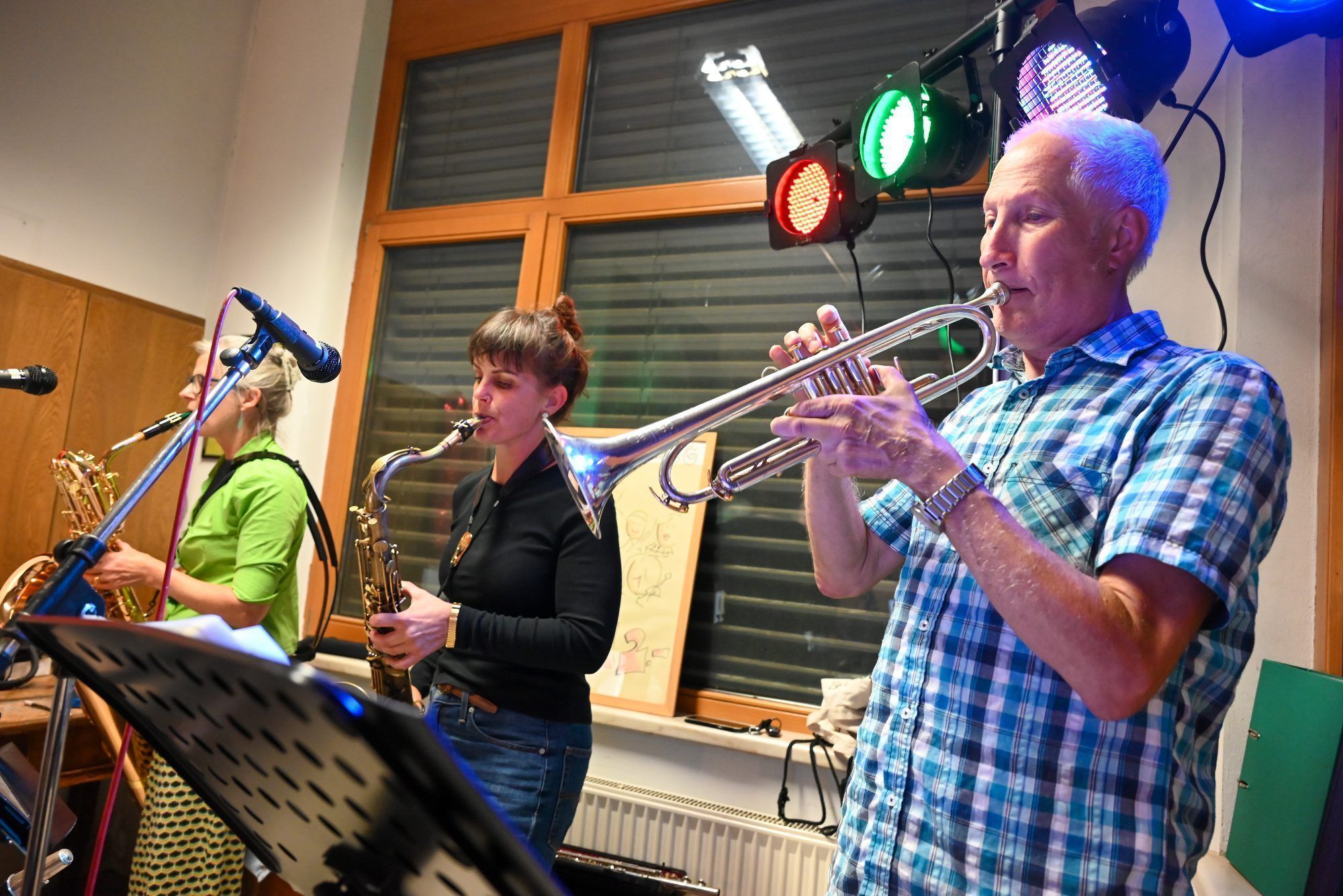 Eine besondere Klangfarbe erhält die Band unter anderem durch die Saxophone und Trompete.