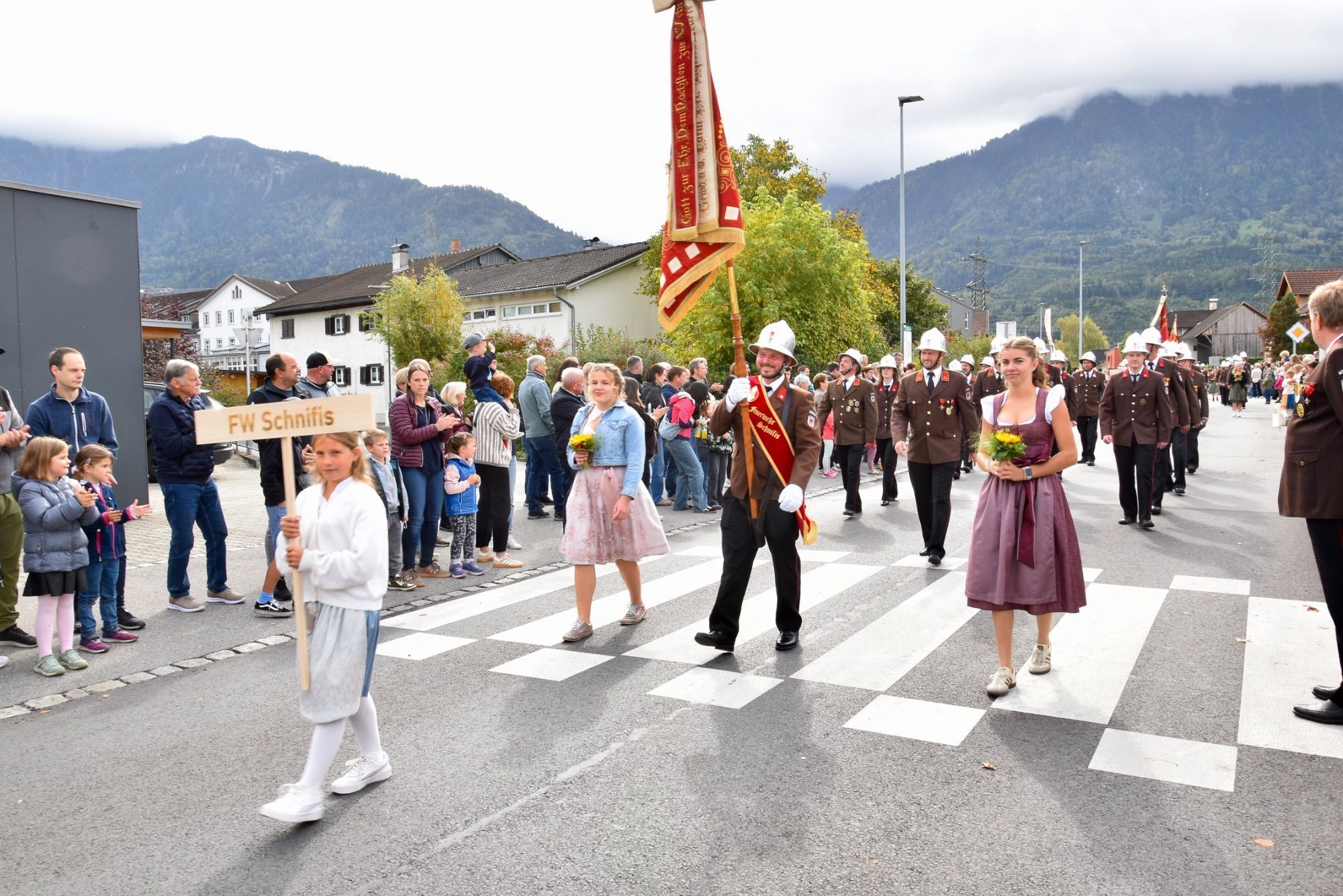 Festumzug mit verschiedenen Walgauer Musikvereinen und Walgauer Feuerwehren in der Bahnhofstraße Schlins. Anschließend musizierte die Gemeinde Musik Schlins neben den Fahnen der Musikkapellen und Feuerwehren im Festzelt beim Feuerwehrgerätehaus Schlins.