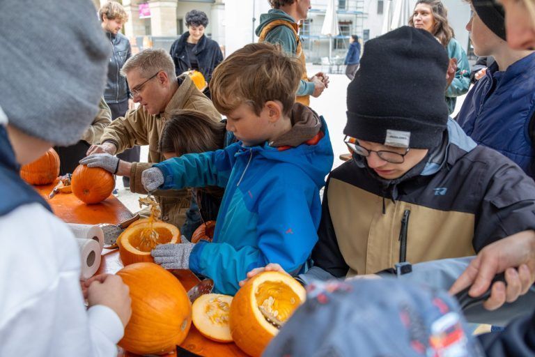 Mehr als nur ein amerikanischer Brauch: Kürbisschnitzen zwischen Moa und Halloween
