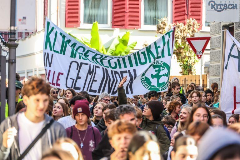 "Ich weiß nicht, ob ich einmal Kinder in diese Welt setzen möchte" – Klimastreik in Bregenz