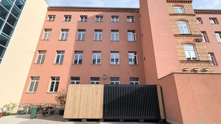 Cube vor Schule.jpg