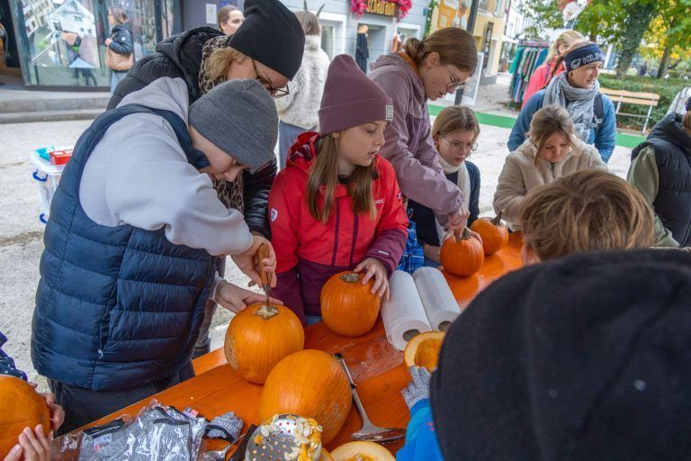 Mehr als nur ein amerikanischer Brauch: Kürbisschnitzen zwischen Moa und Halloween