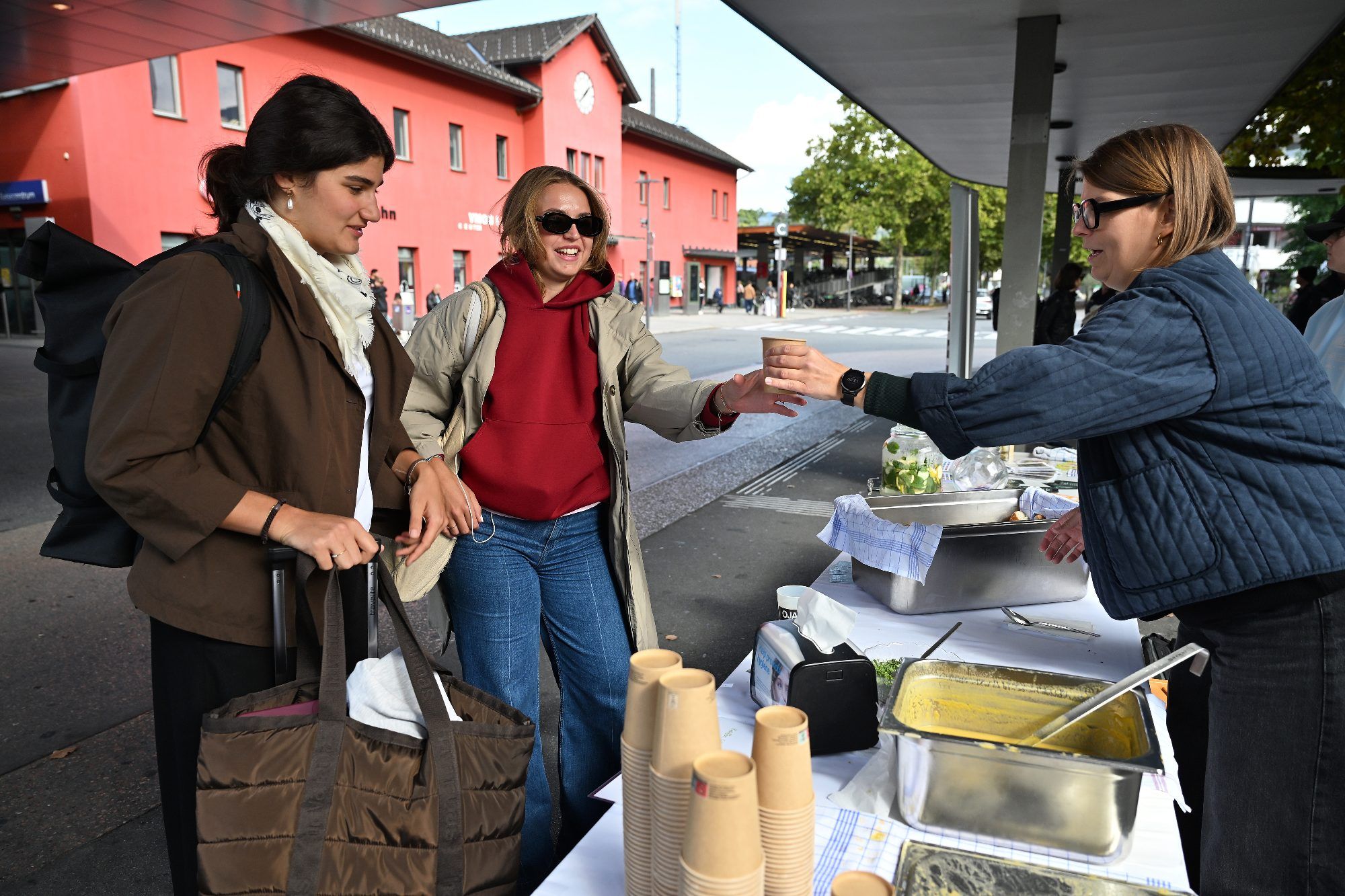 Diese Zugfahrerinnen freuten sich über eine feine Gemüsesuppe von Kaplan Bonetti.