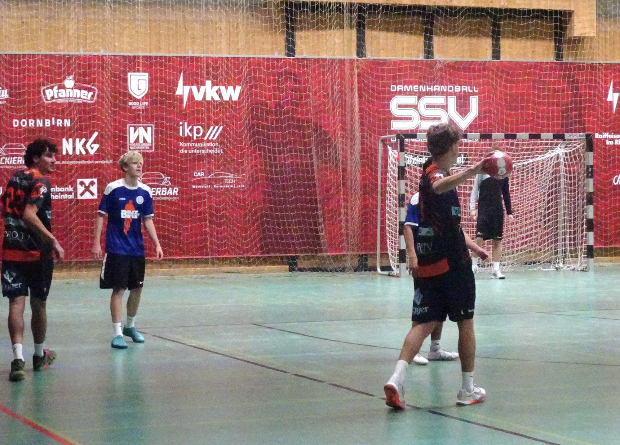 m Duell zwischen den Vorarlberger Schulteams wird um jeden Ball gekämpft.