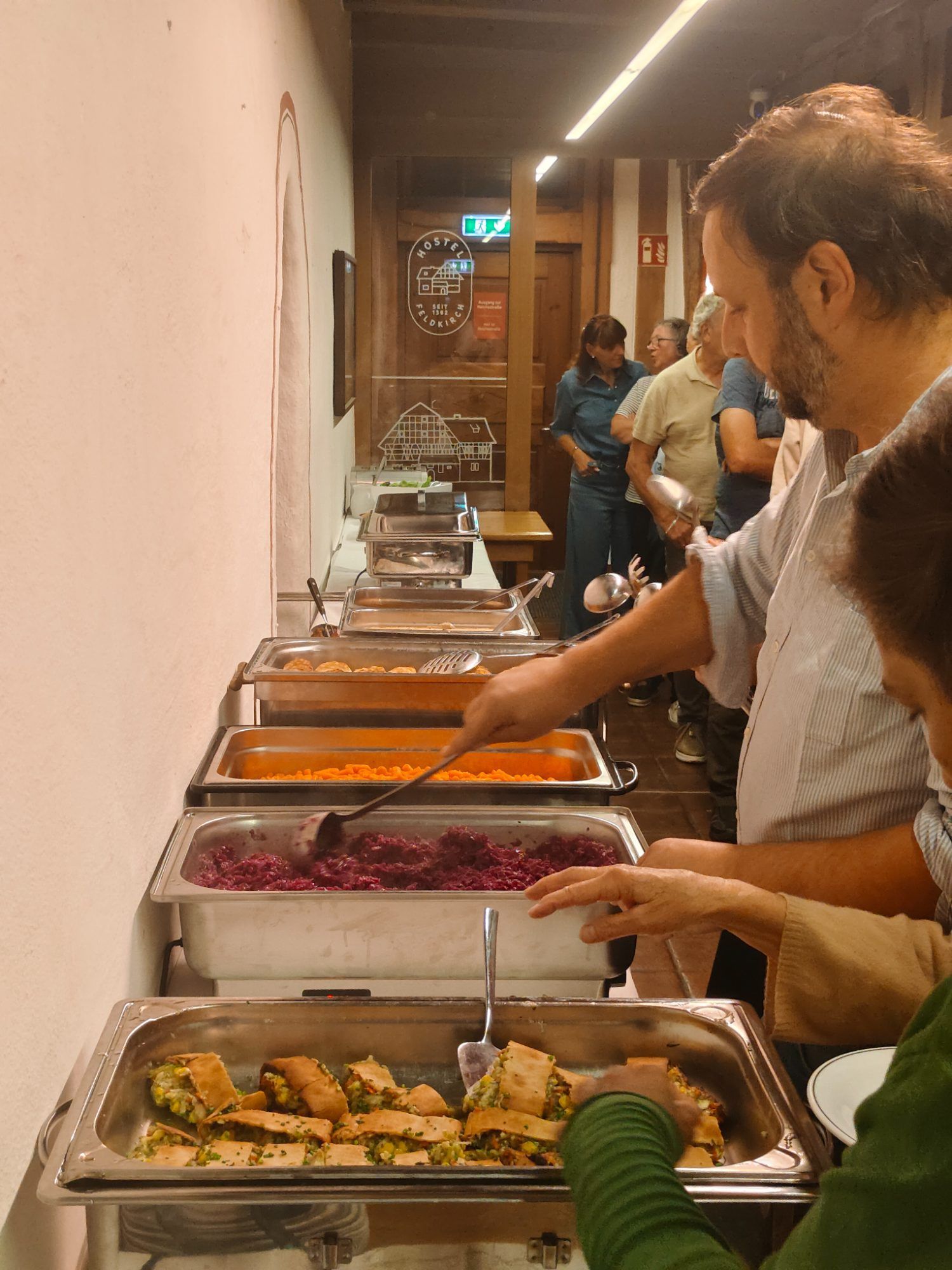 Genussvolles Schlemmen ohne Zwang: Drei-Gänge-Buffet vom Löwen Nofels im Gang.